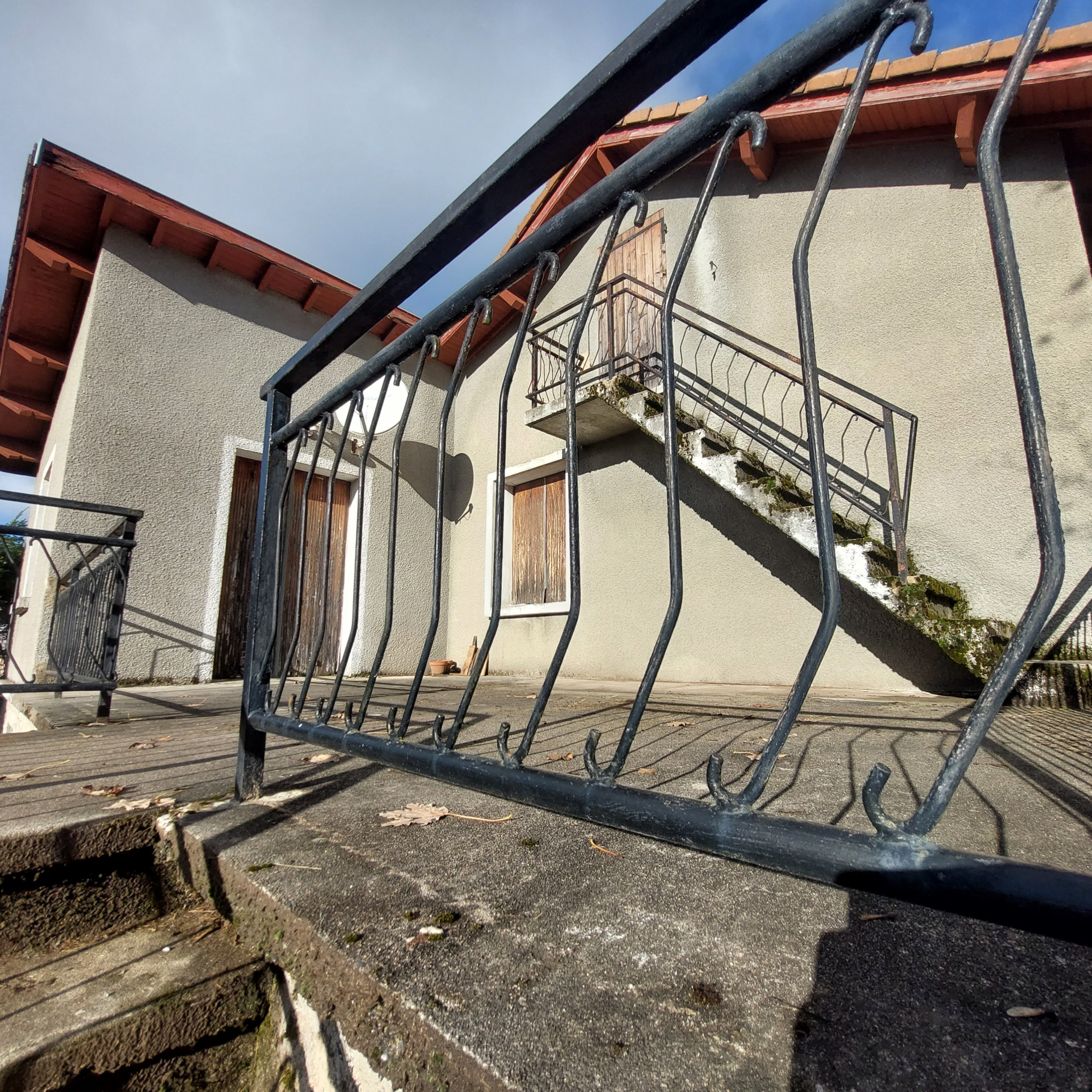 Belle maison familiale 2405 m2 de terrain sous-sol complet et dépendances