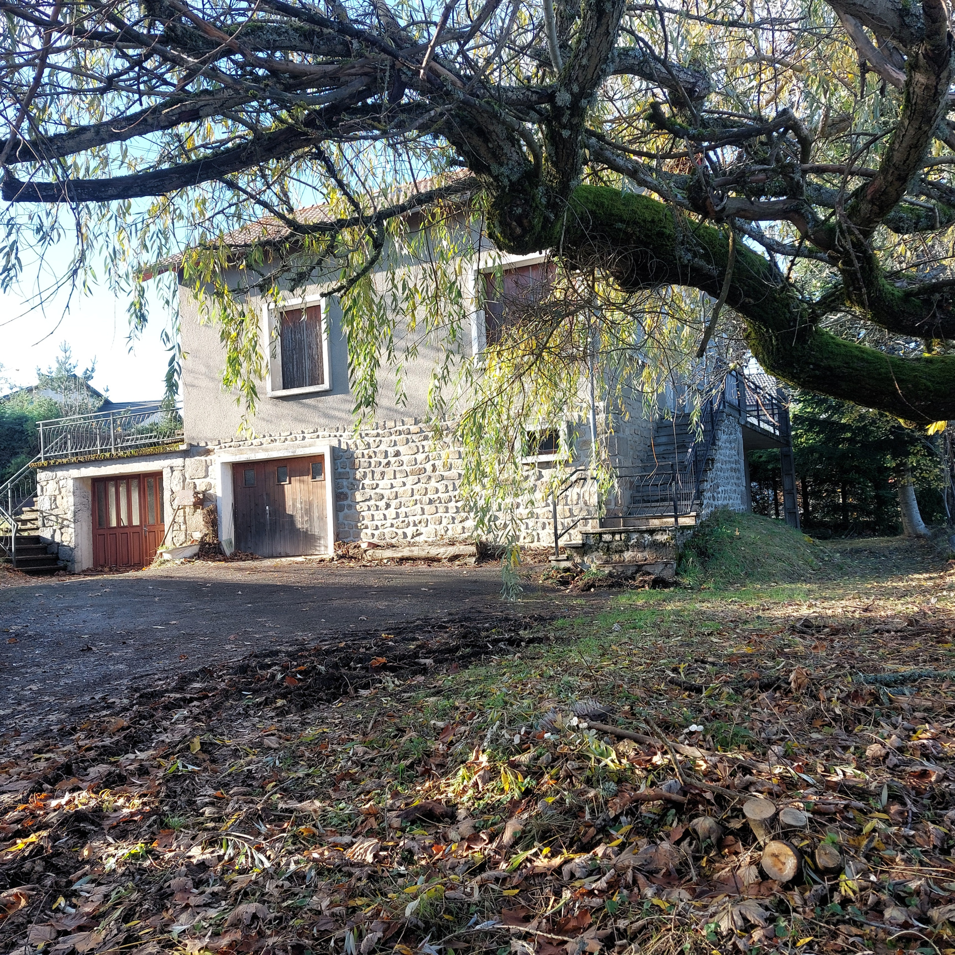 Belle maison familiale 2405 m2 de terrain sous-sol complet et dépendances