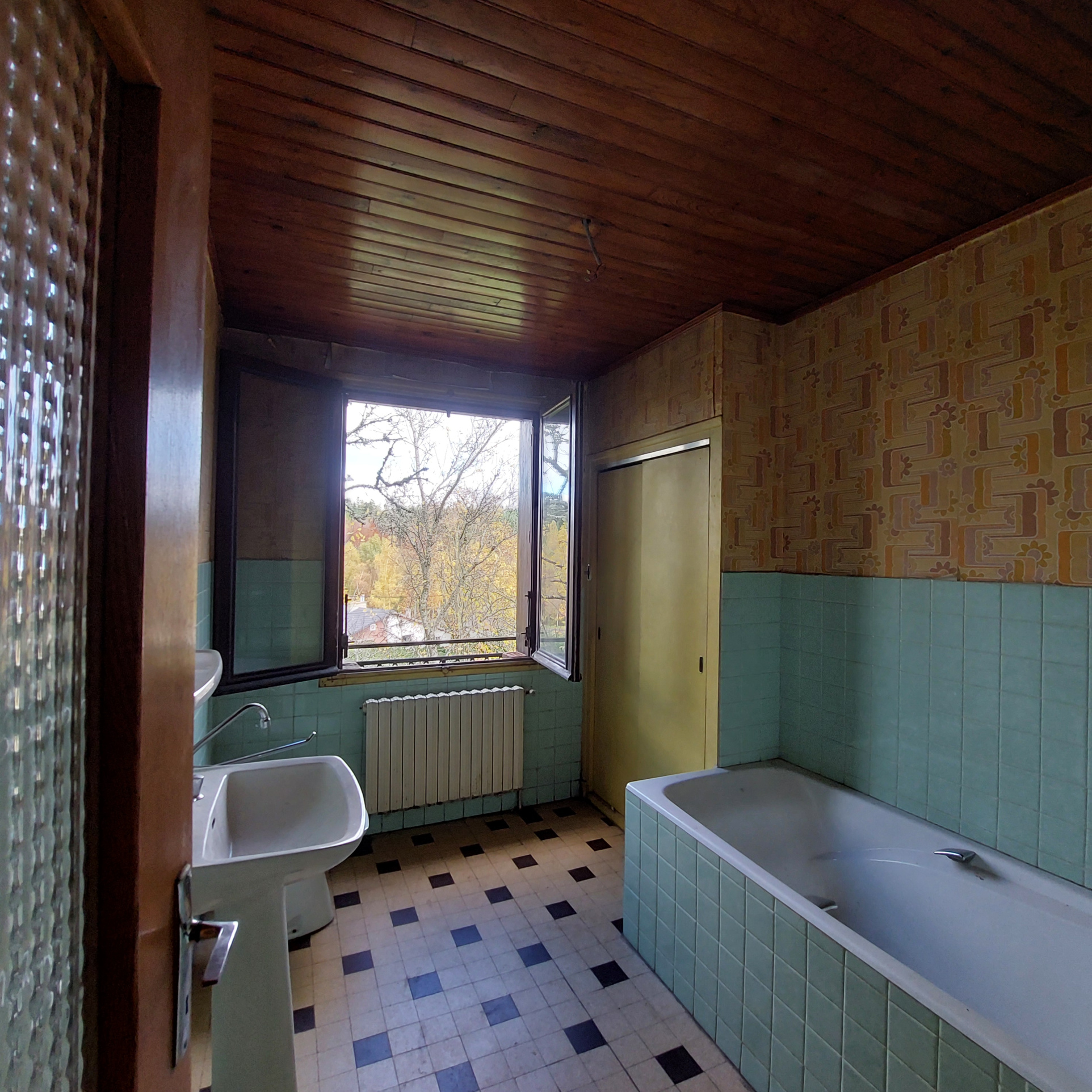 Belle maison familiale 2405 m2 de terrain sous-sol complet et dépendances