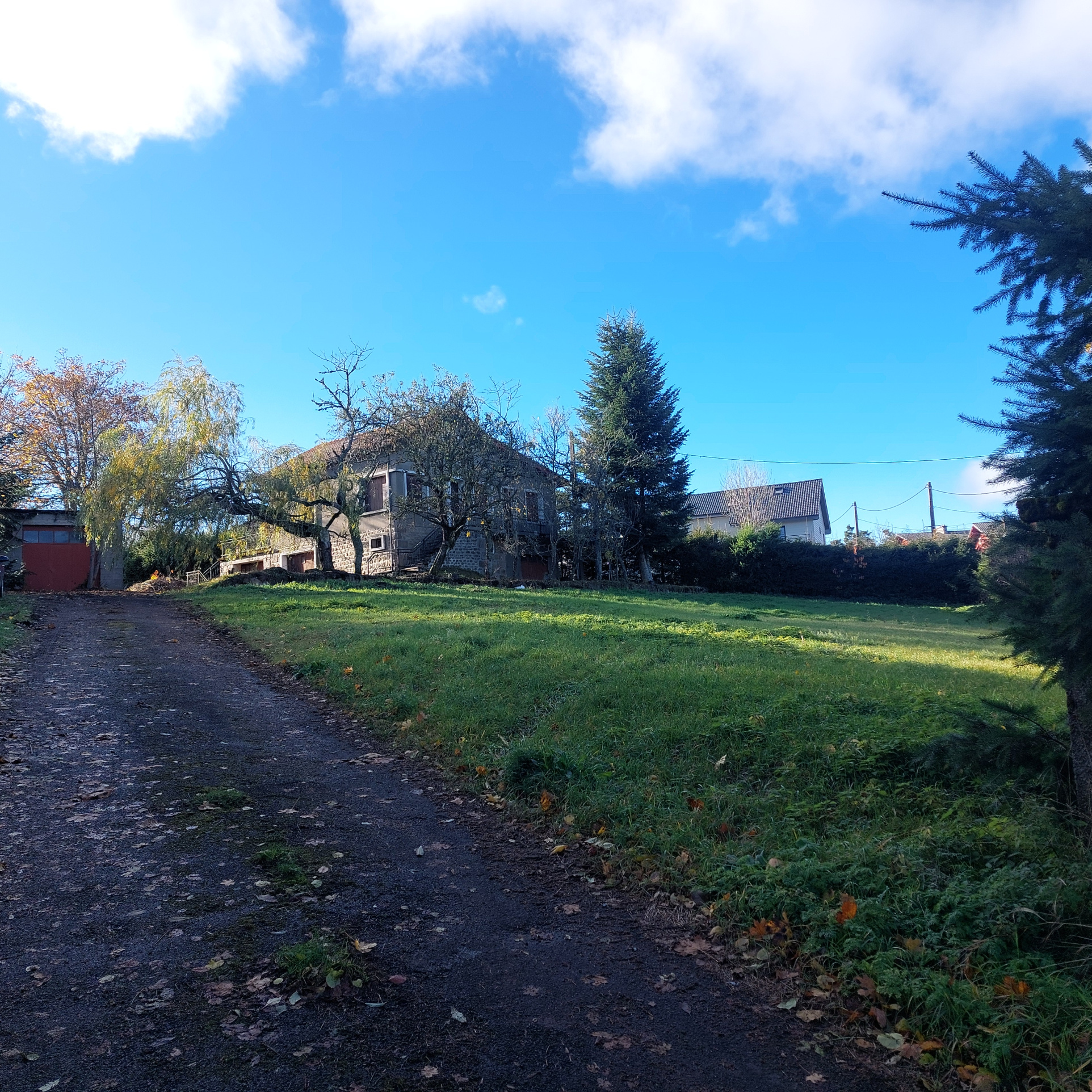 Belle maison familiale 2405 m2 de terrain sous-sol complet et dépendances