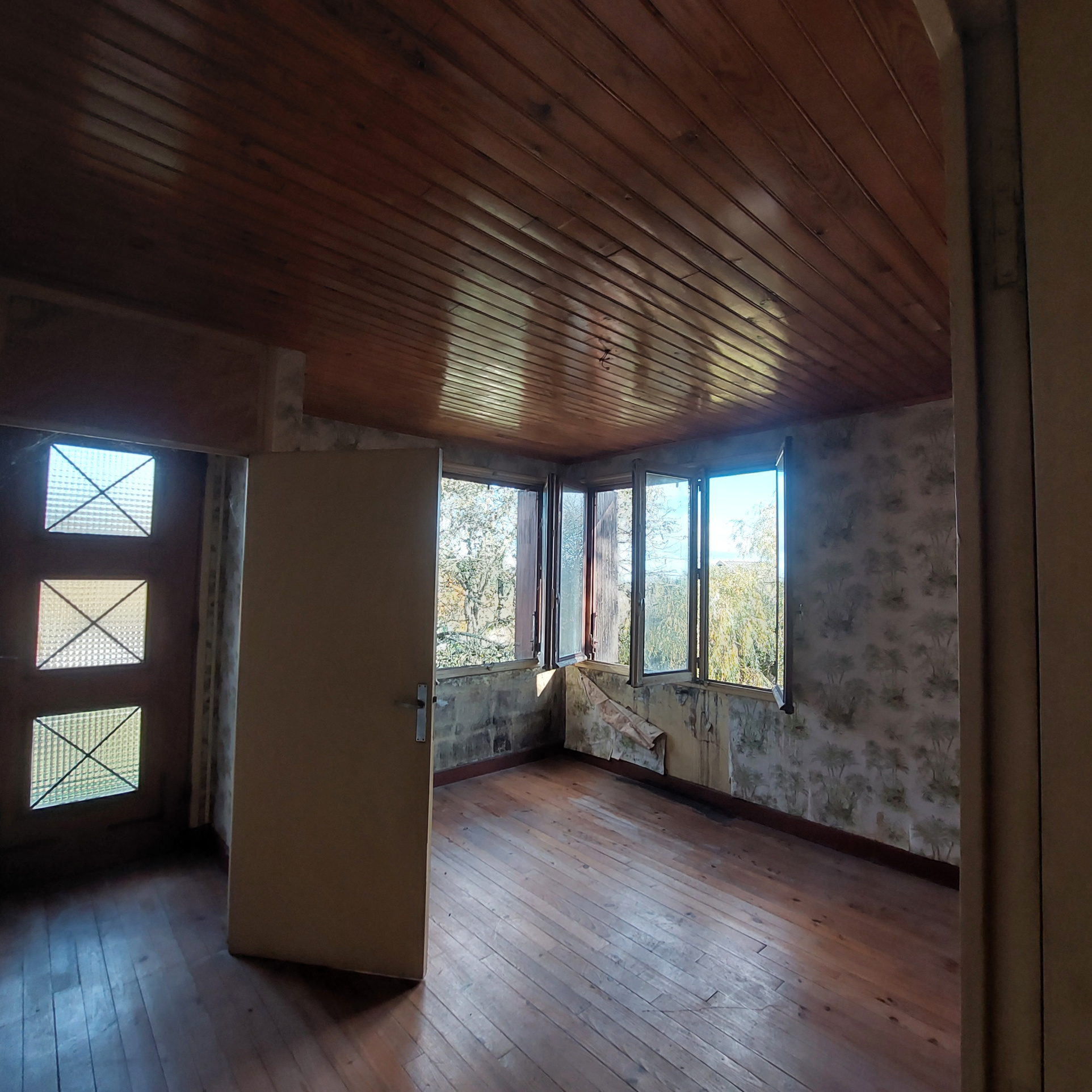 Belle maison familiale 2405 m2 de terrain sous-sol complet et dépendances