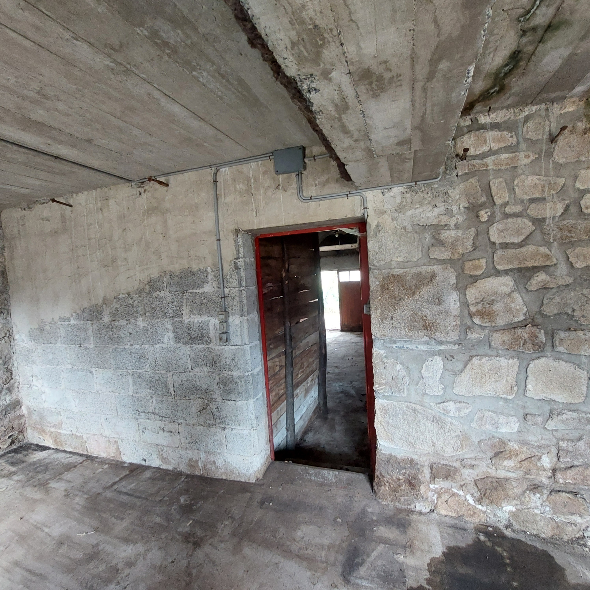 Belle maison familiale 2405 m2 de terrain sous-sol complet et dépendances