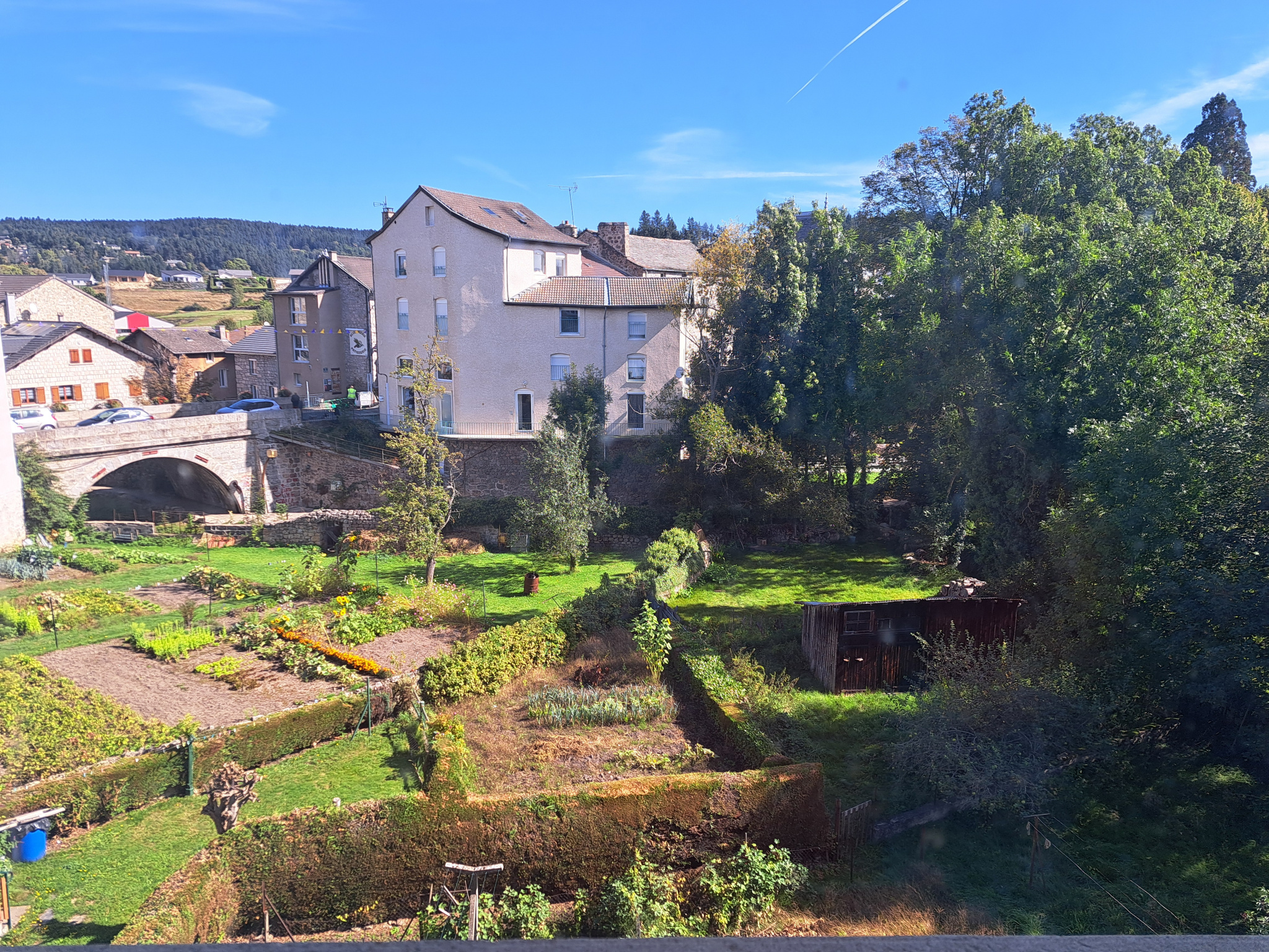 Centre de Tence immeuble 6 appartements 2 garages 1 jardin 1 sous-sol