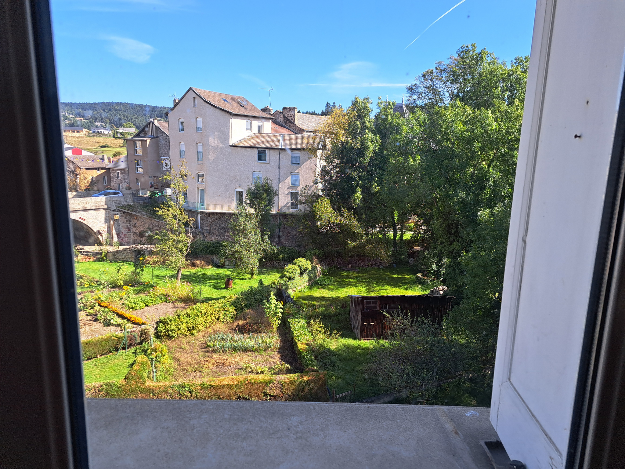 Centre de Tence immeuble 6 appartements 2 garages 1 jardin 1 sous-sol