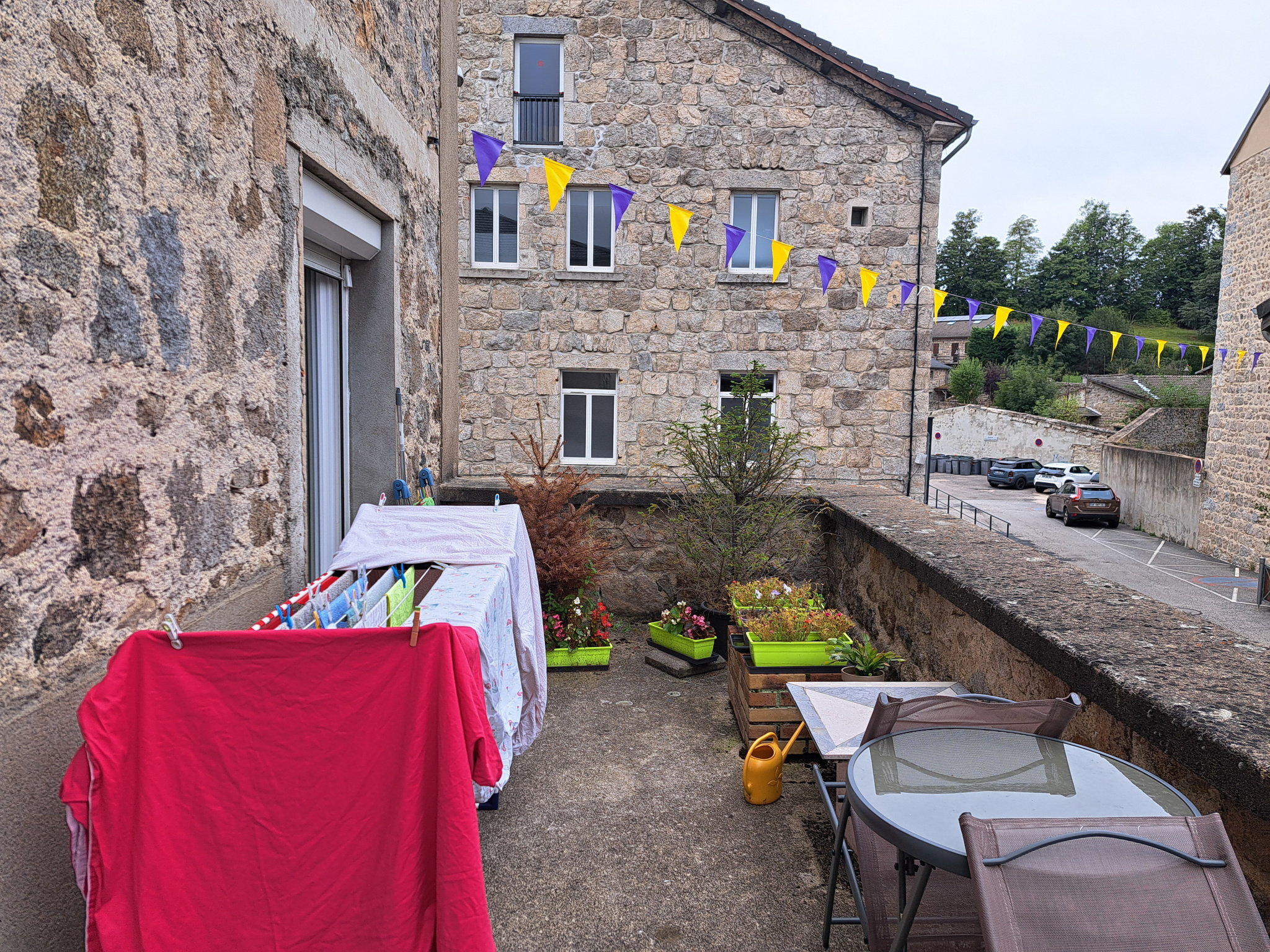 Centre de Tence immeuble 6 appartements 2 garages 1 jardin 1 sous-sol