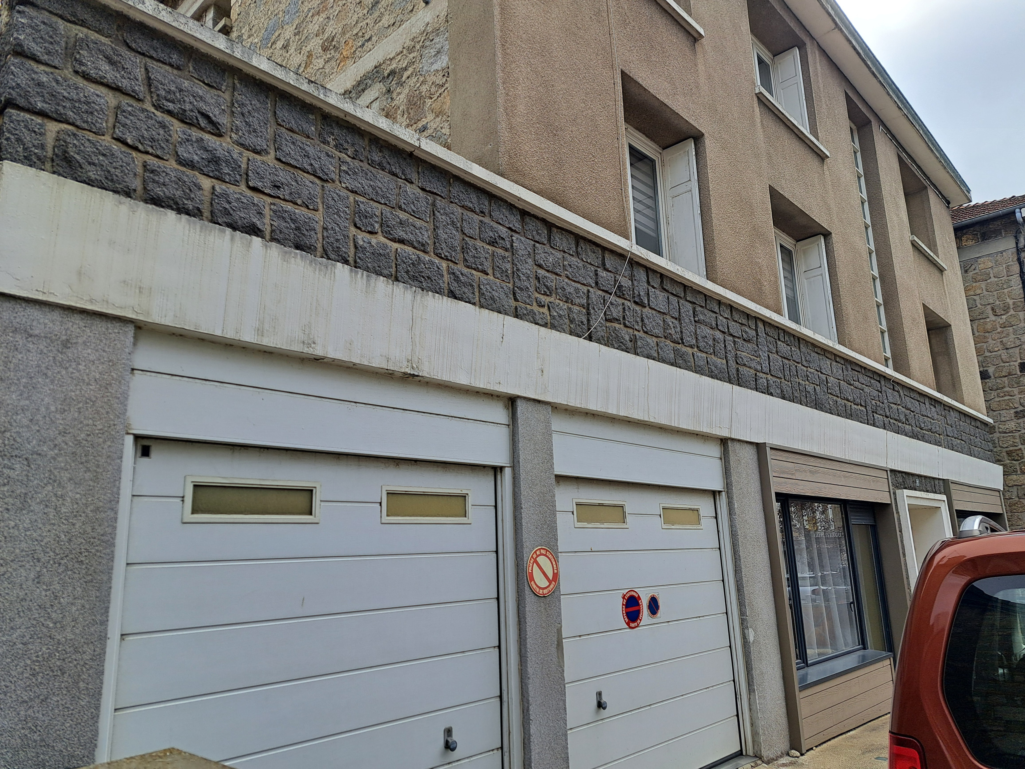 Centre de Tence immeuble 6 appartements 2 garages 1 jardin 1 sous-sol