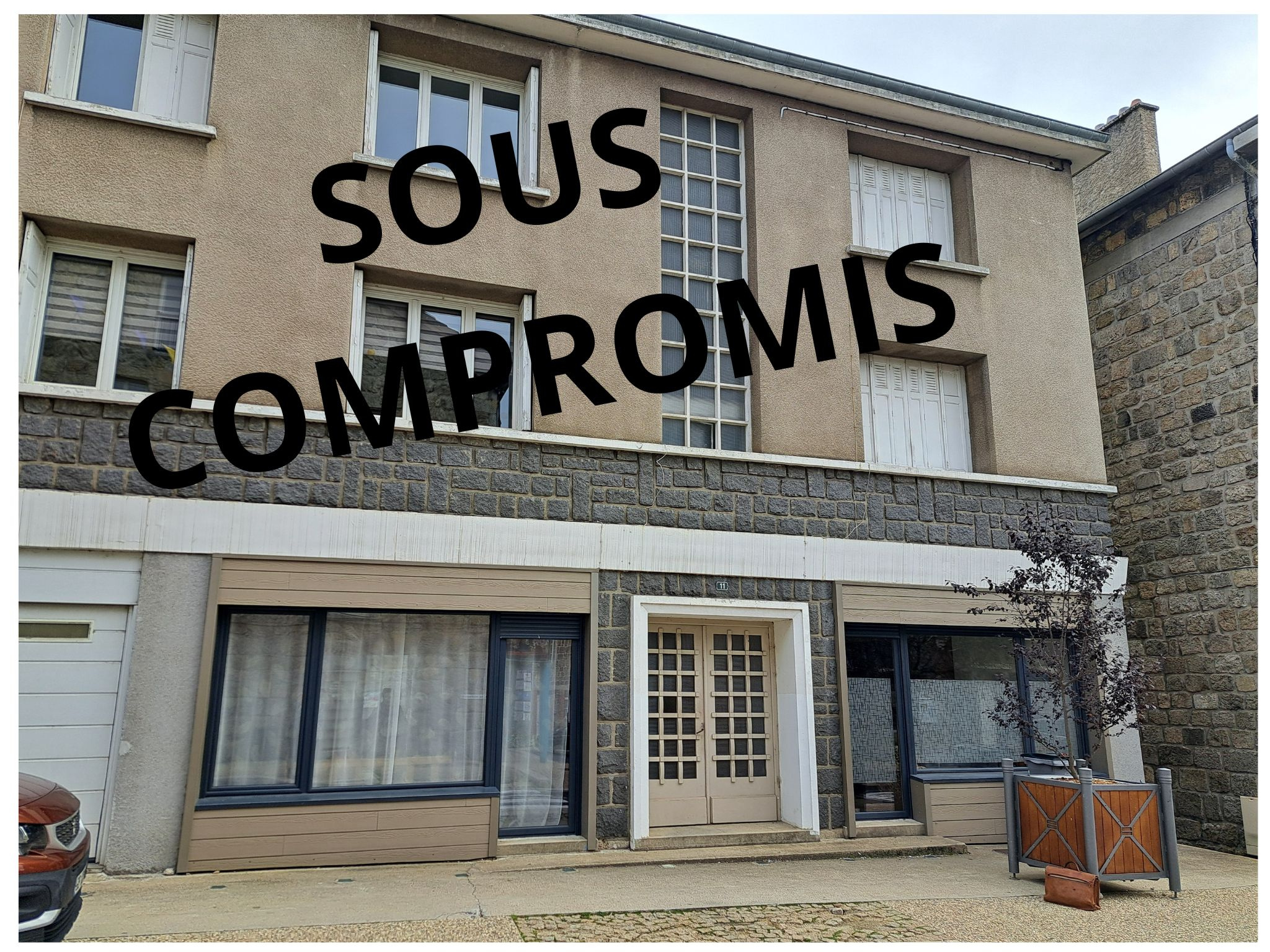 Centre de Tence immeuble 6 appartements 2 garages 1 jardin 1 sous-sol