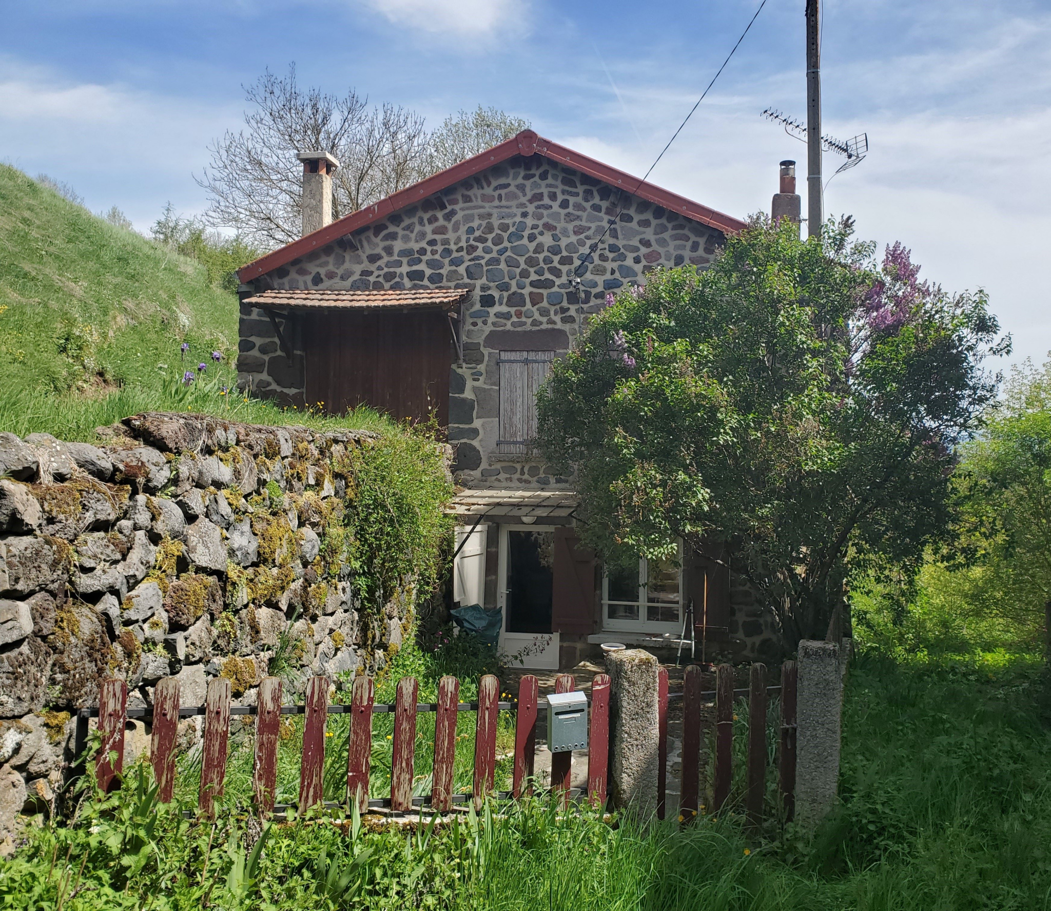 Maison en pierres avec terrain attenant et vue dégagée