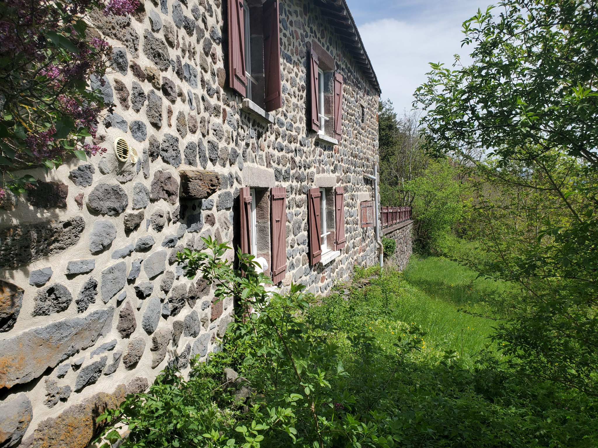 Maison en pierres avec terrain attenant et vue dégagée