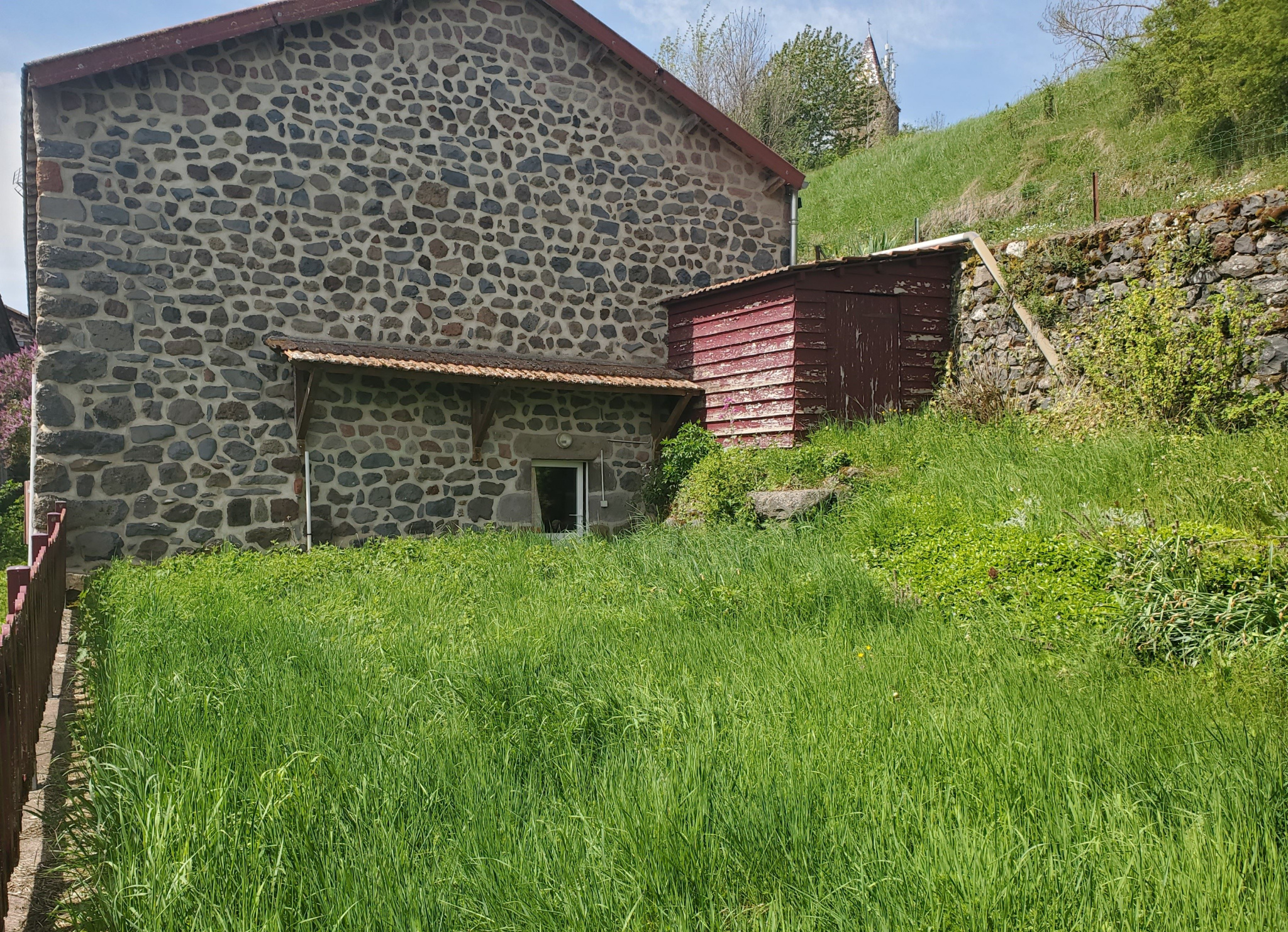 Maison en pierres avec terrain attenant et vue dégagée