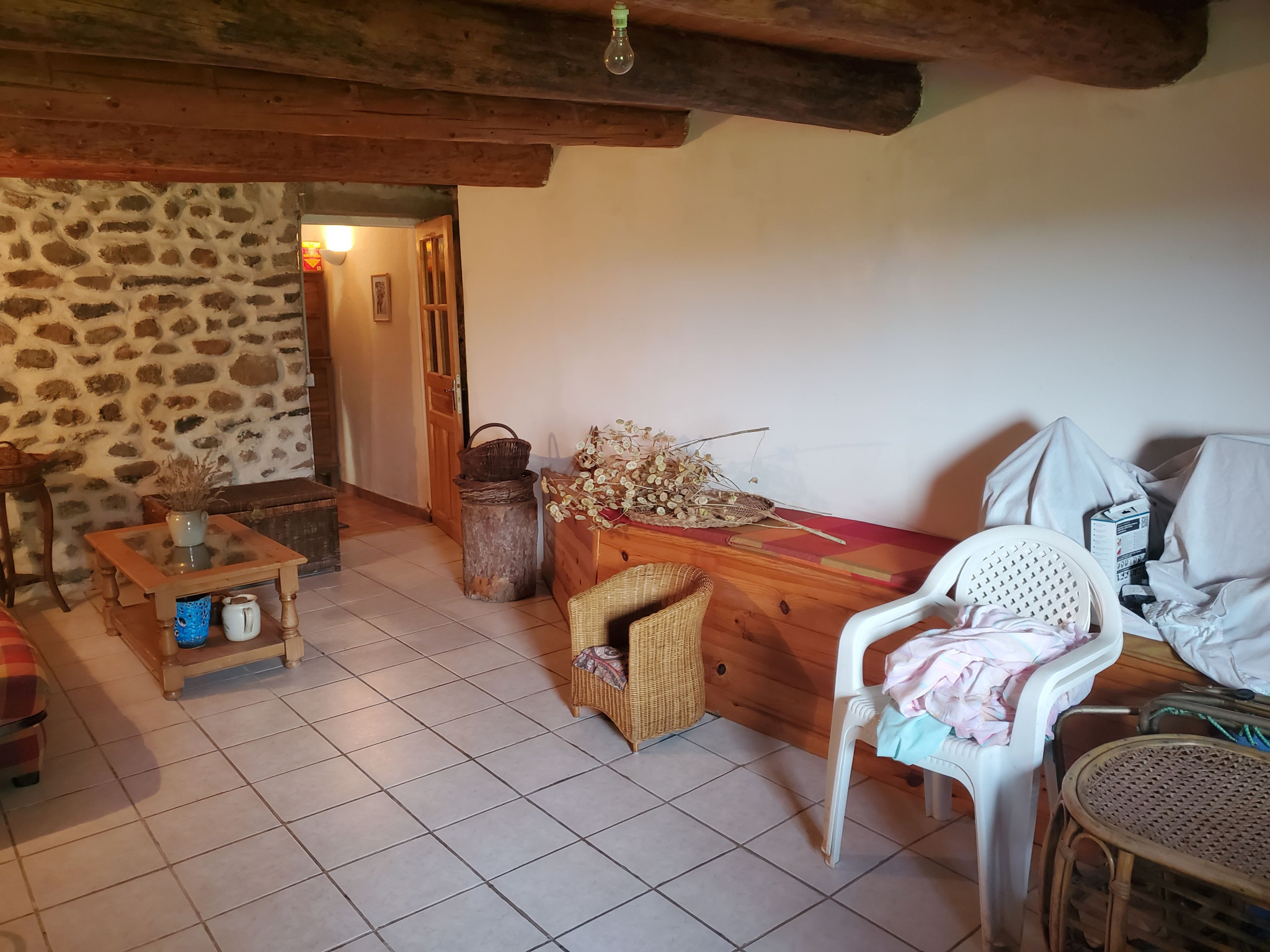 Maison en pierres avec terrain attenant et vue dégagée
