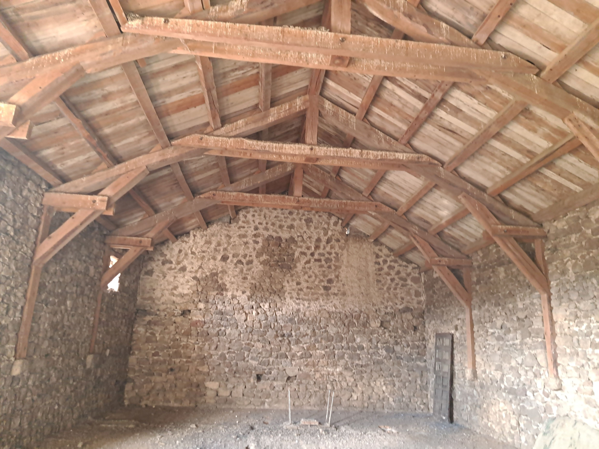 TENCE FERME EN PIERRE A RENOVER TERRAIN 2464 m2