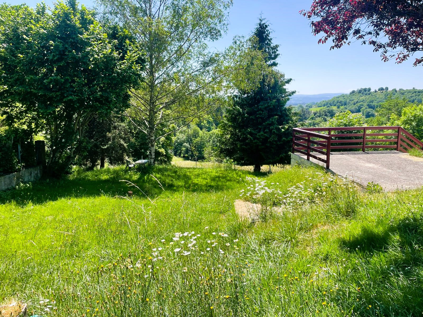 Jolie maison de village avec garage et 1100 m2 de terrain attenant