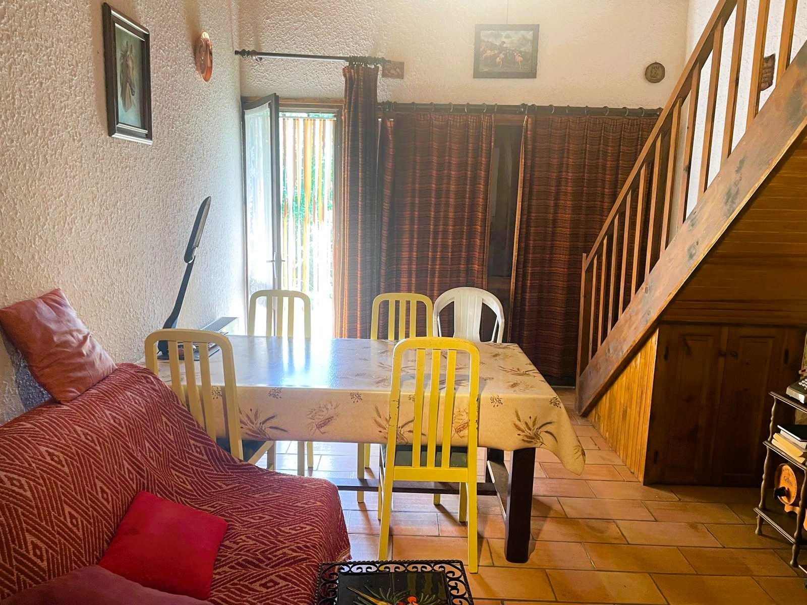 Jolie maison de village avec garage et 1100 m2 de terrain attenant