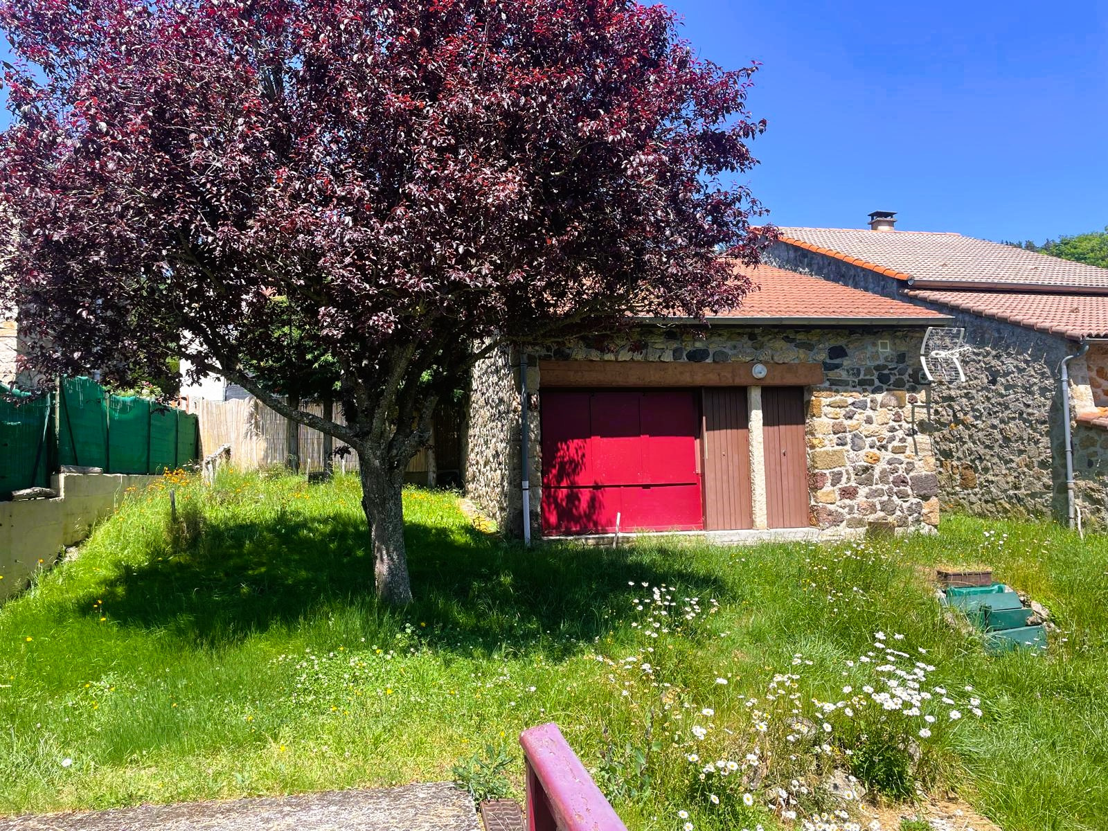 Jolie maison de village avec garage et 1100 m2 de terrain attenant