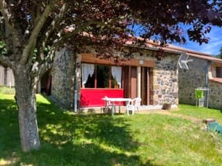 Jolie maison de village avec garage et 1100 m2 de terrain attenant