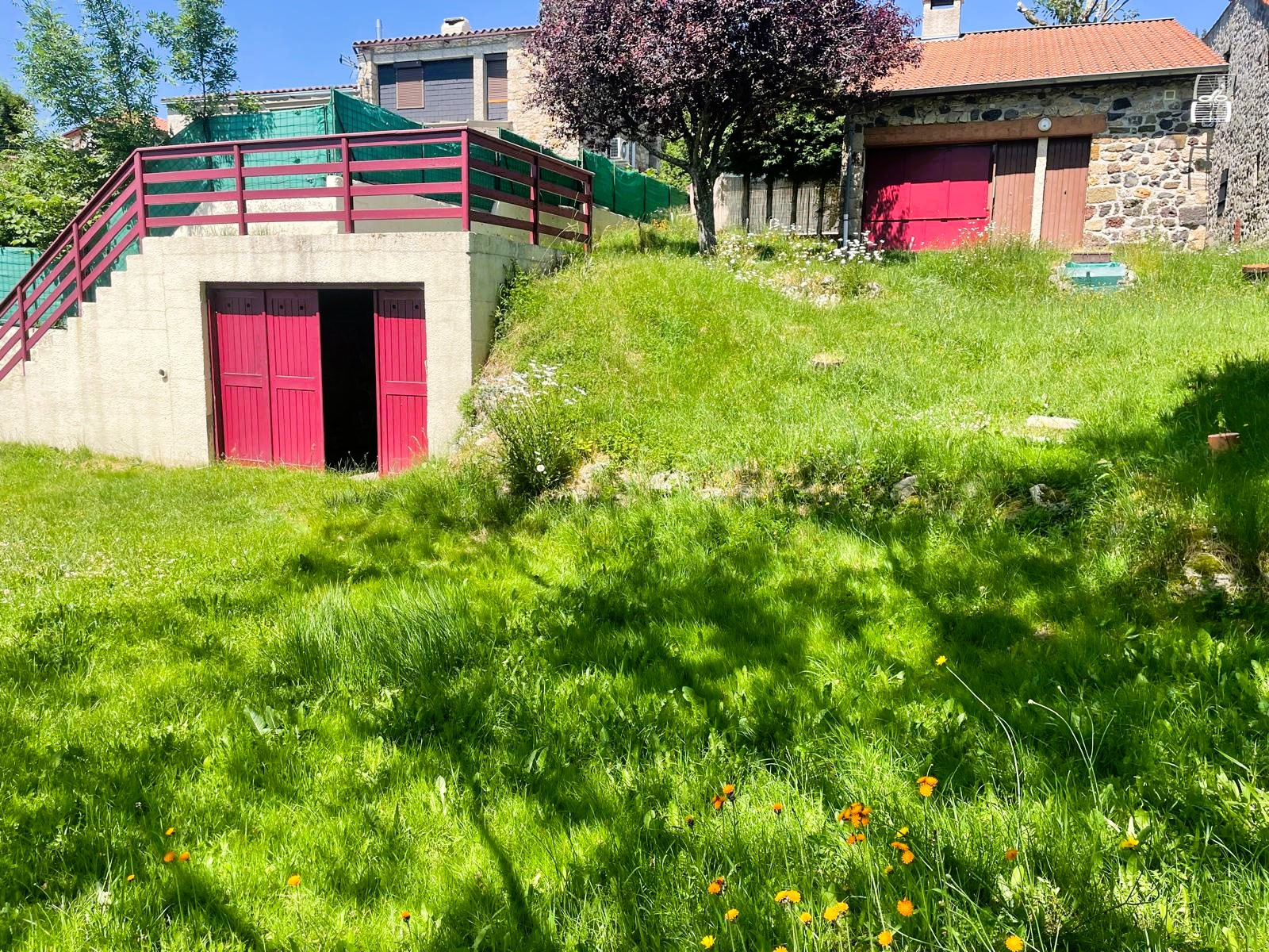 Jolie maison de village avec garage et 1100 m2 de terrain attenant