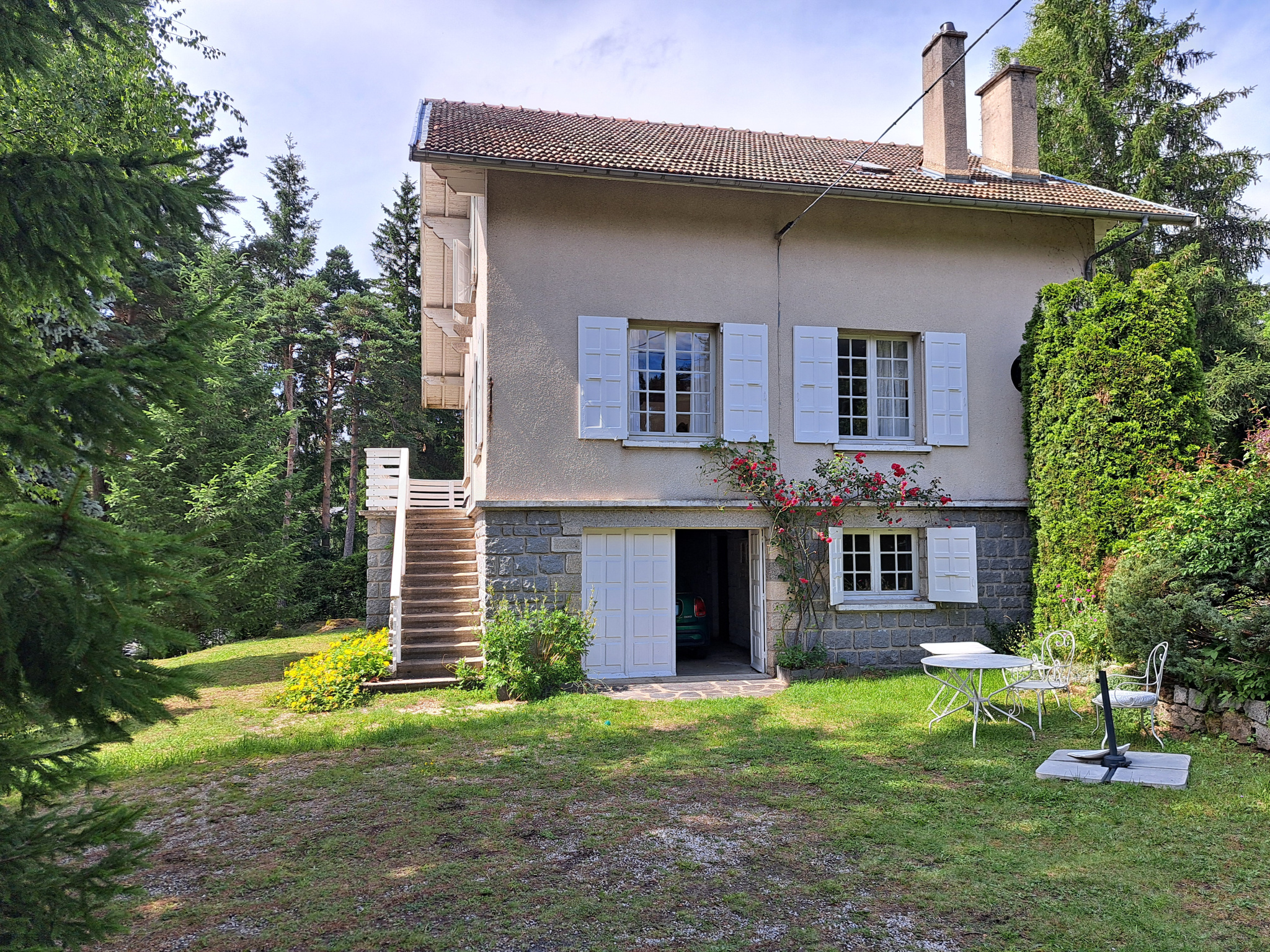 Maison d'habitation avec beaucoup de caractères sur 1300m2