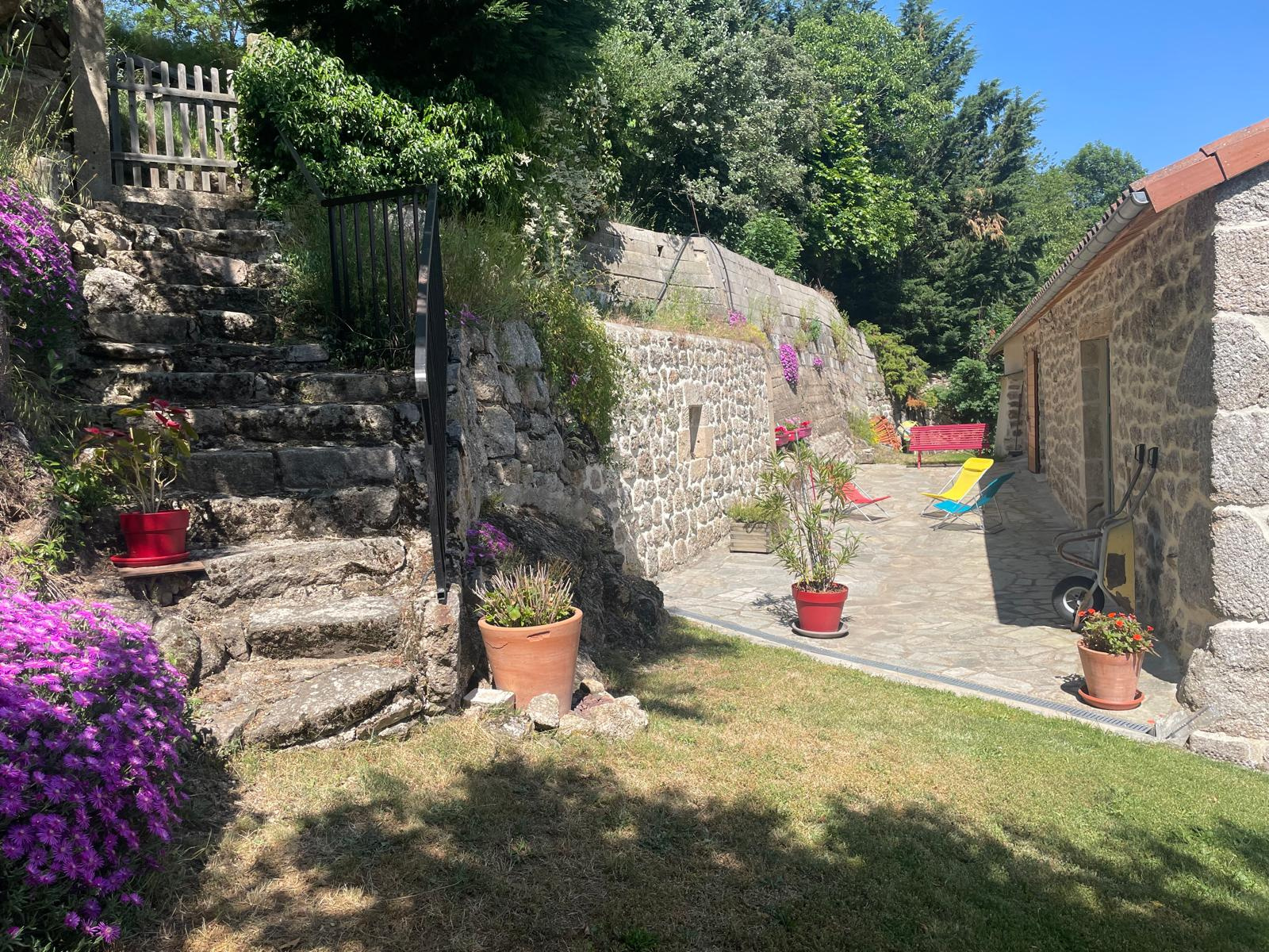 Très belle bâtisse en pierres avec 7800 m2 de terrain