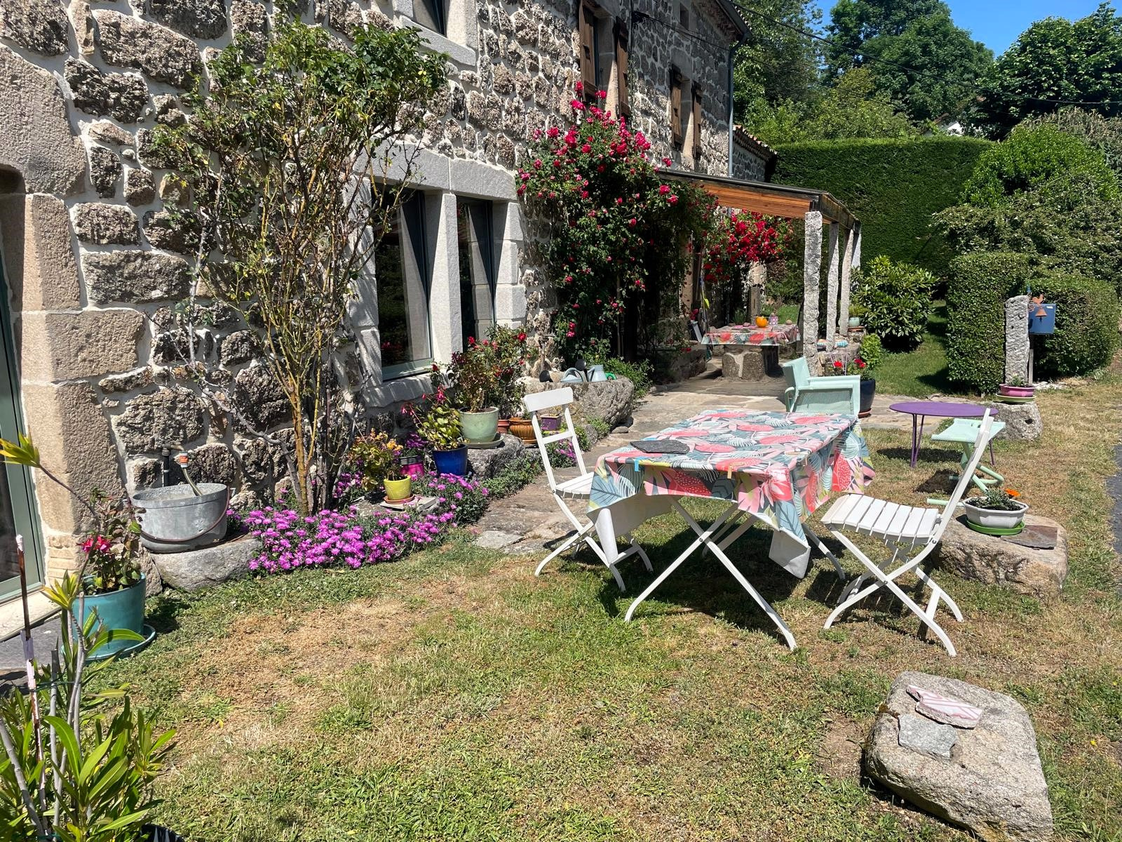 Très belle bâtisse en pierres avec 7800 m2 de terrain