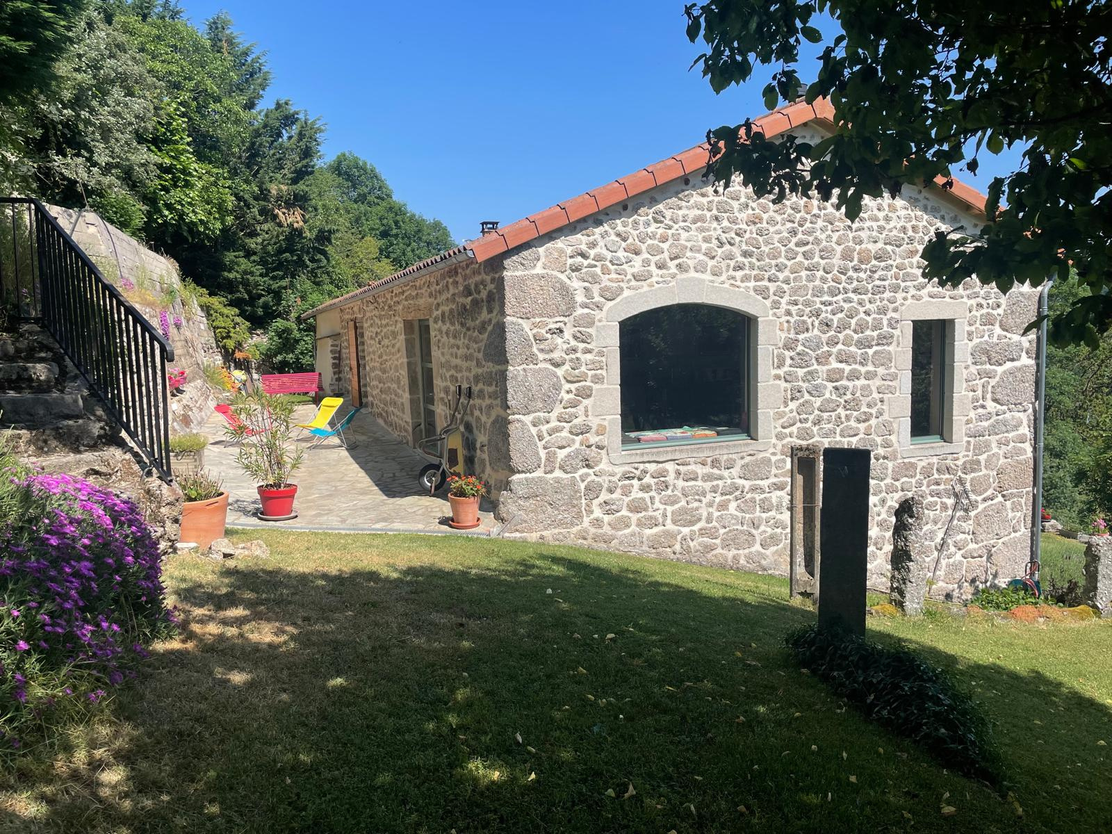 Très belle bâtisse en pierres avec 7800 m2 de terrain