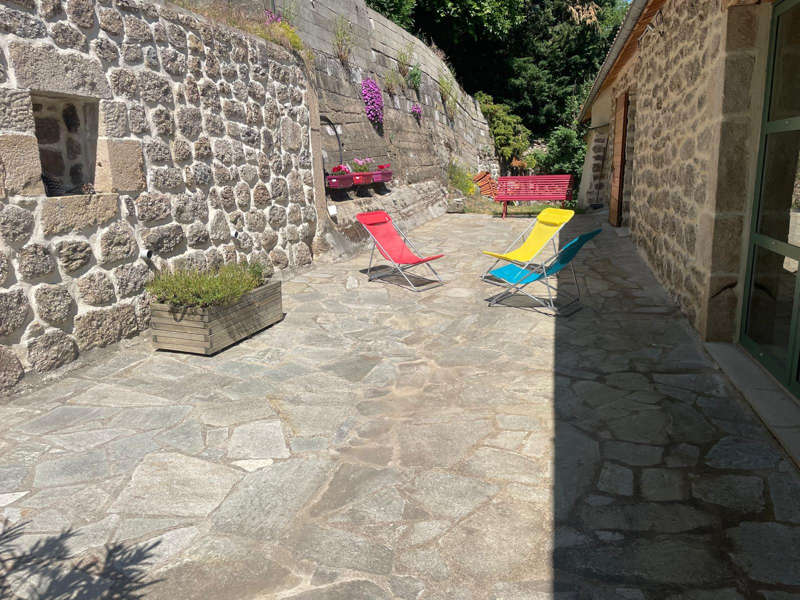 Très belle bâtisse en pierres avec 7800 m2 de terrain