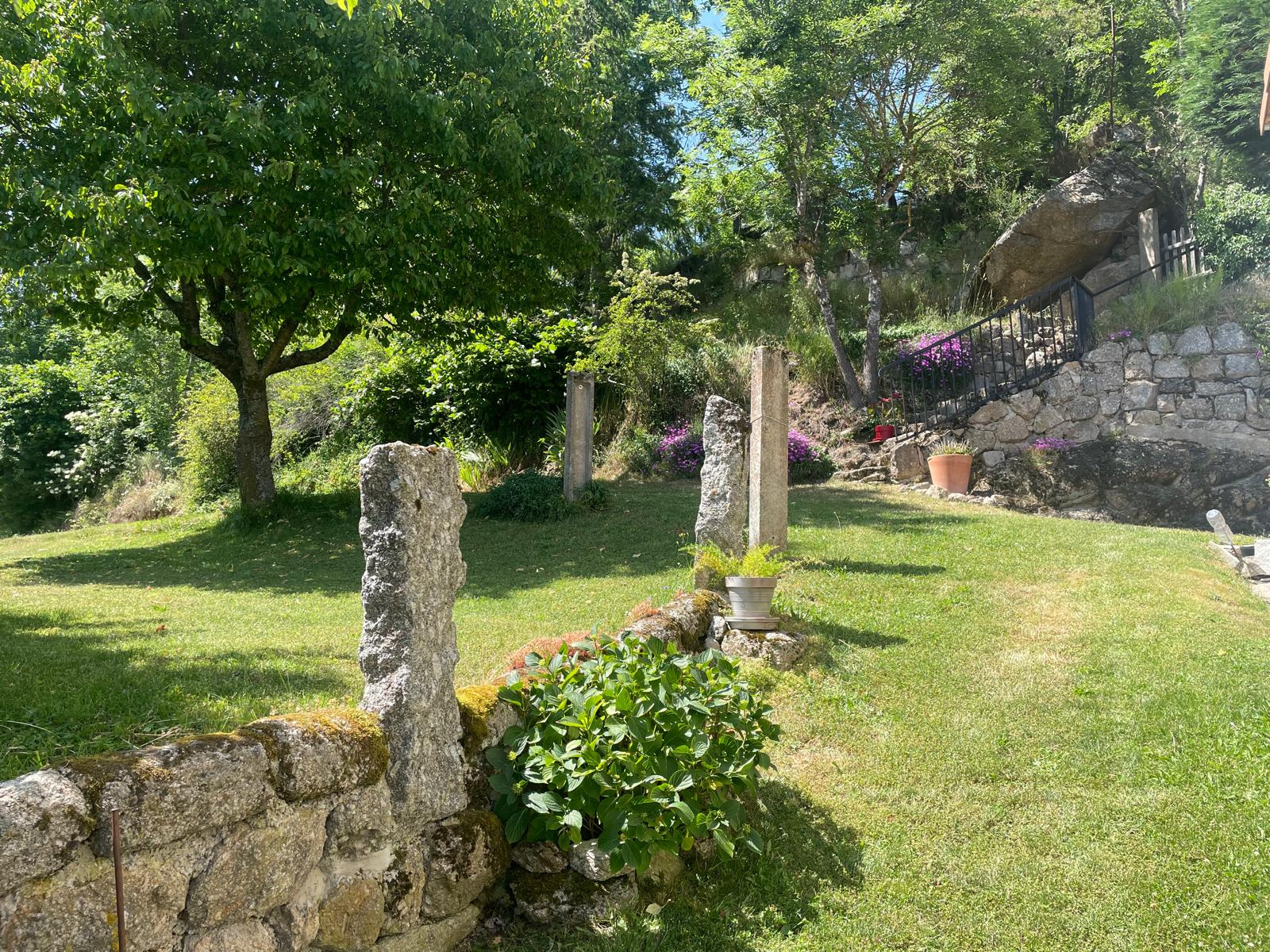 Très belle bâtisse en pierres avec 7800 m2 de terrain