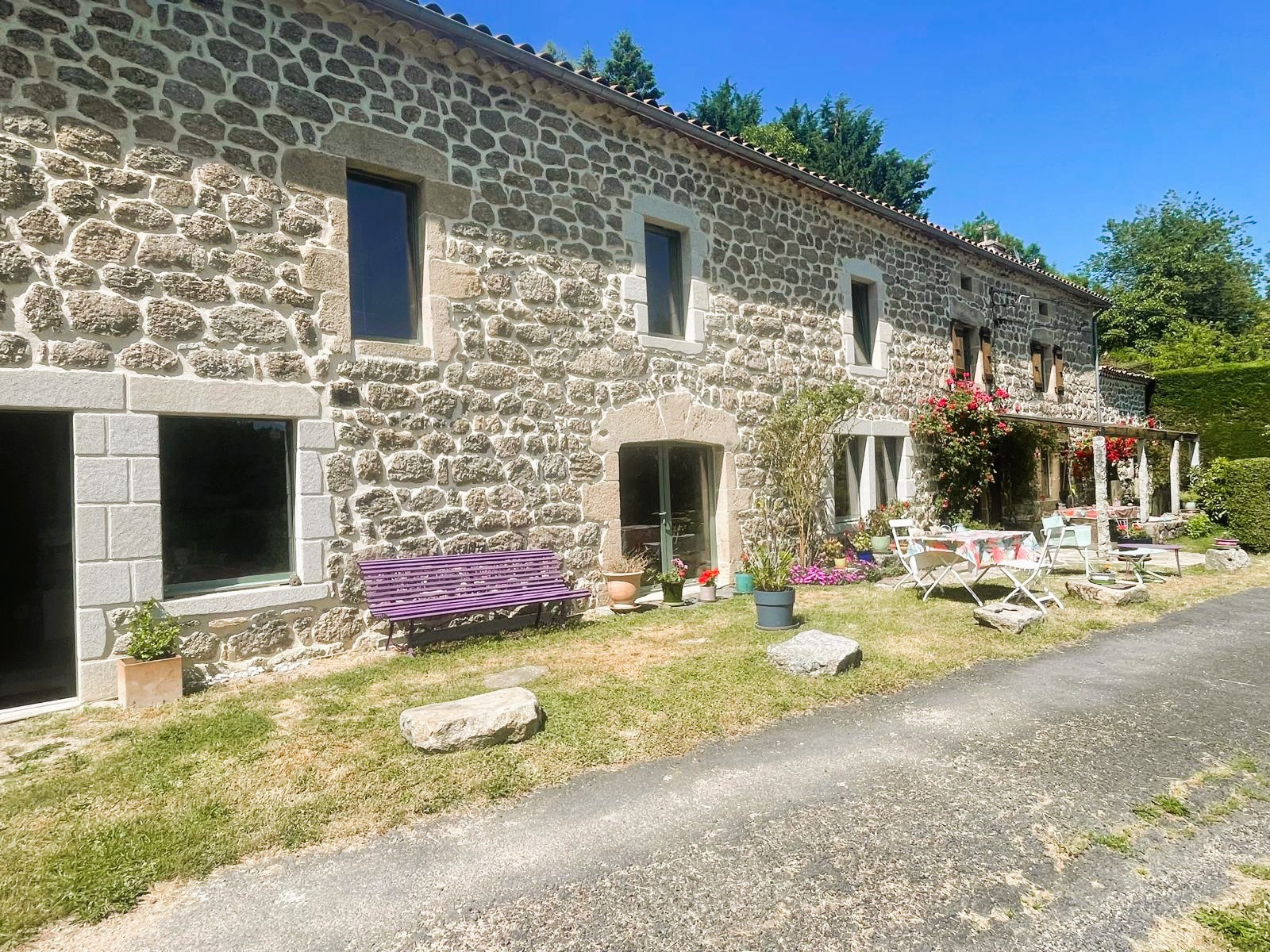 Très belle bâtisse en pierres avec 7800 m2 de terrain