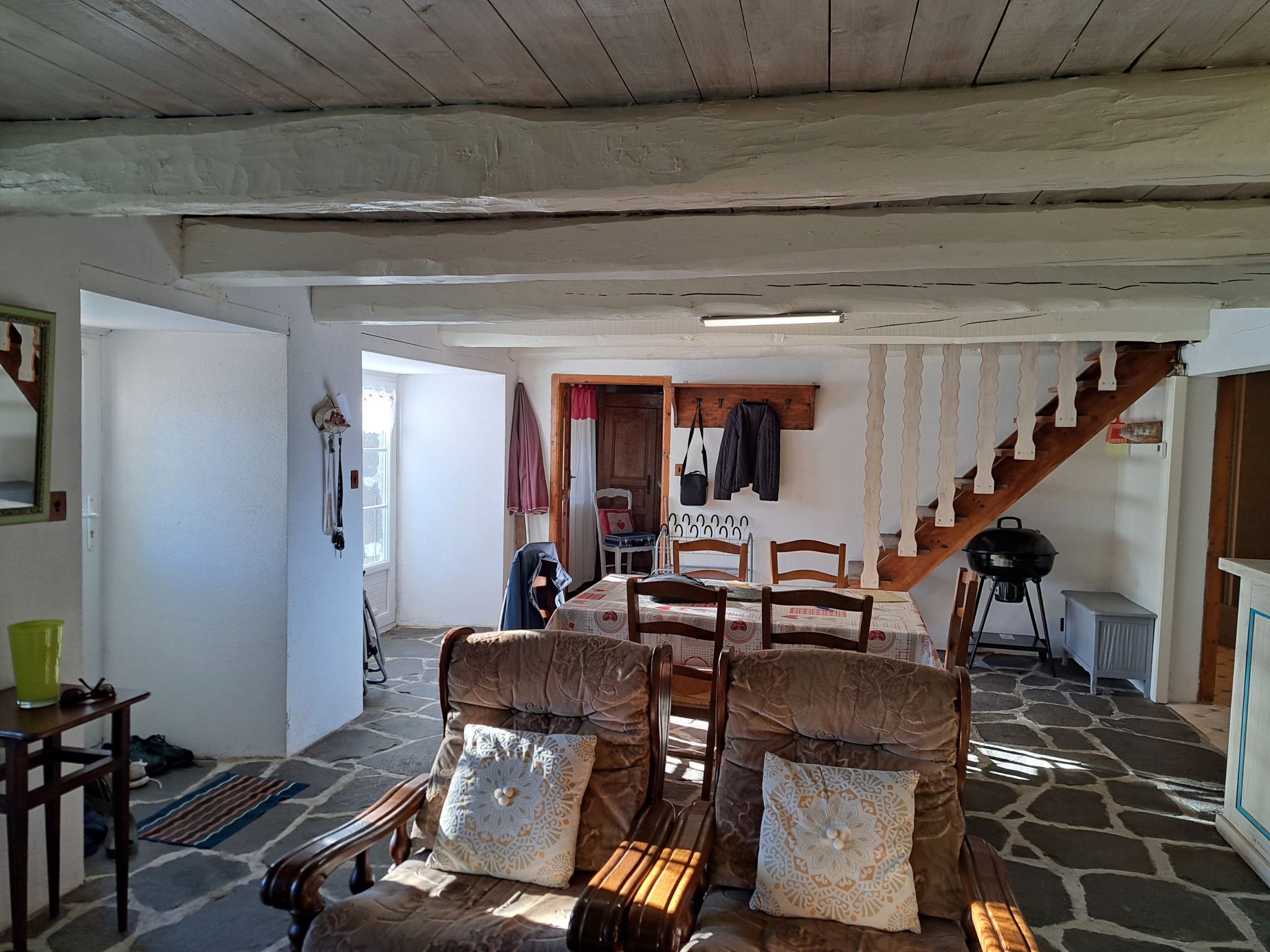 Ancienne petite chaumière au toit de lauzes sur 6000 m2 de terrain