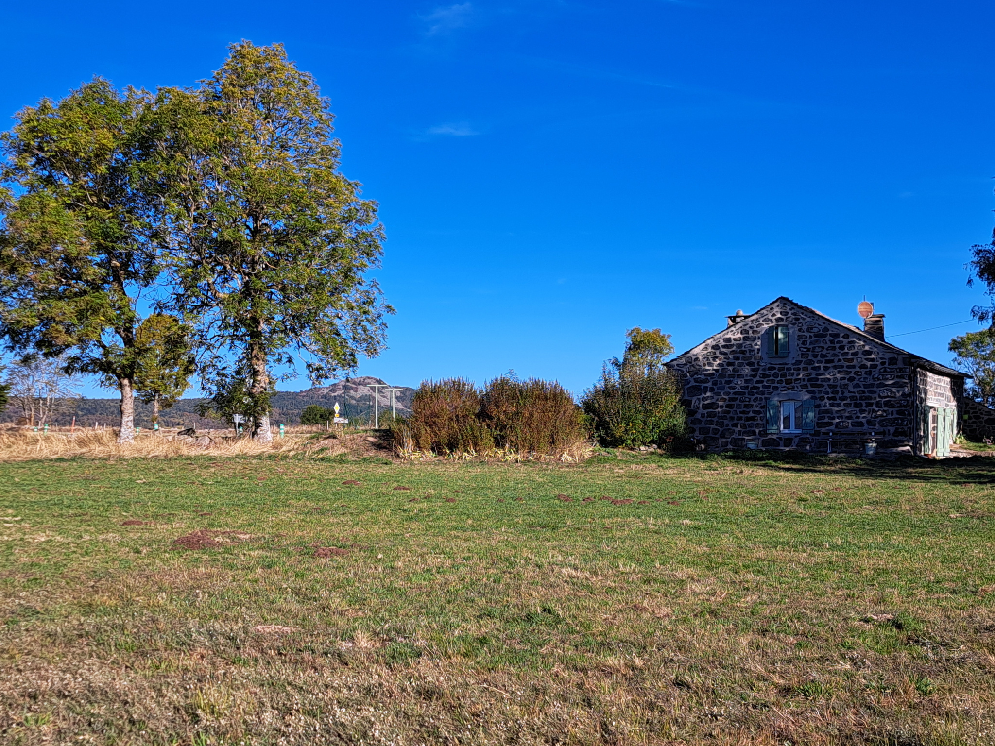Ancienne petite chaumière au toit de lauzes sur 6000 m2 de terrain