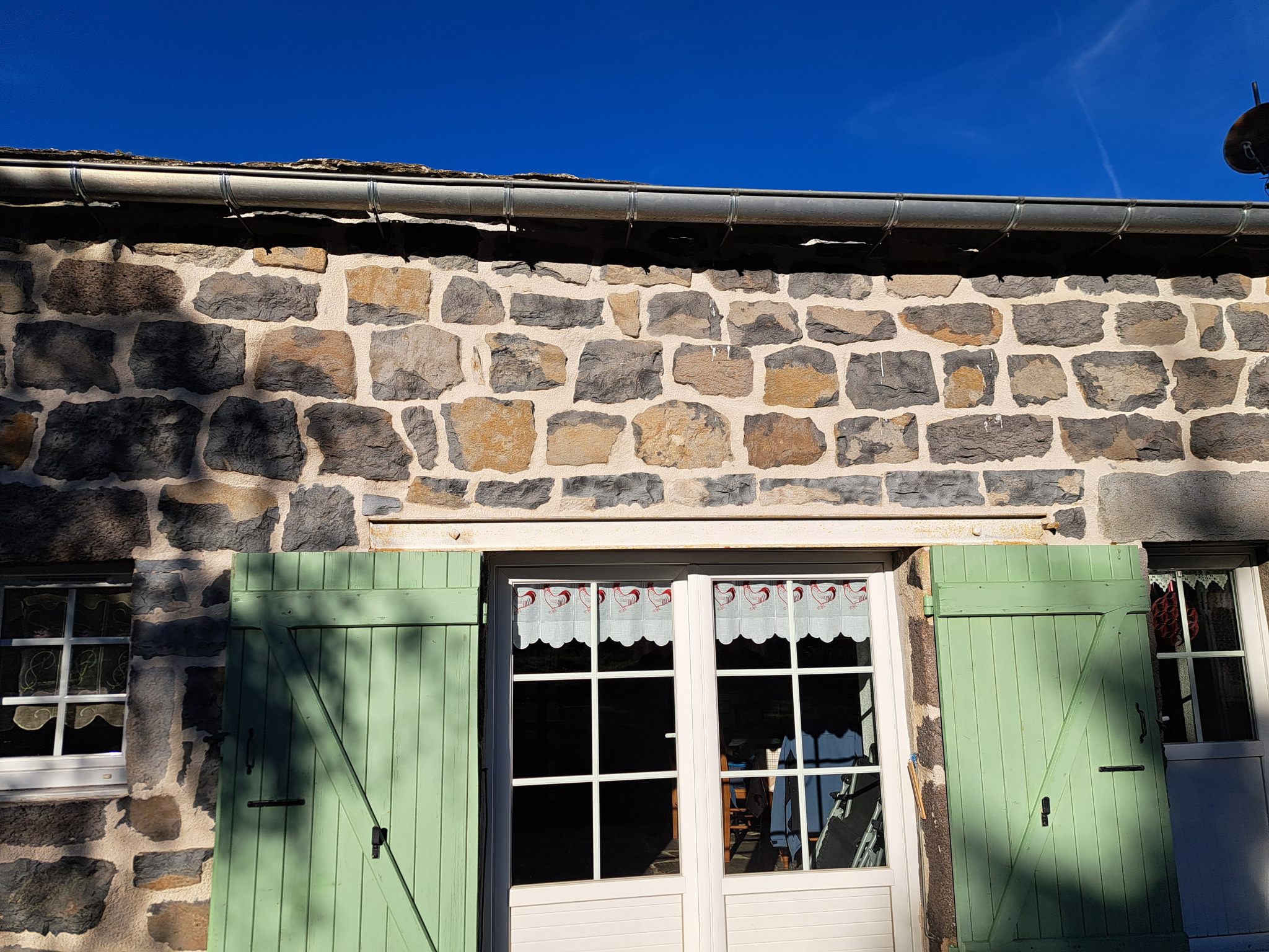Ancienne petite chaumière au toit de lauzes sur 6000 m2 de terrain