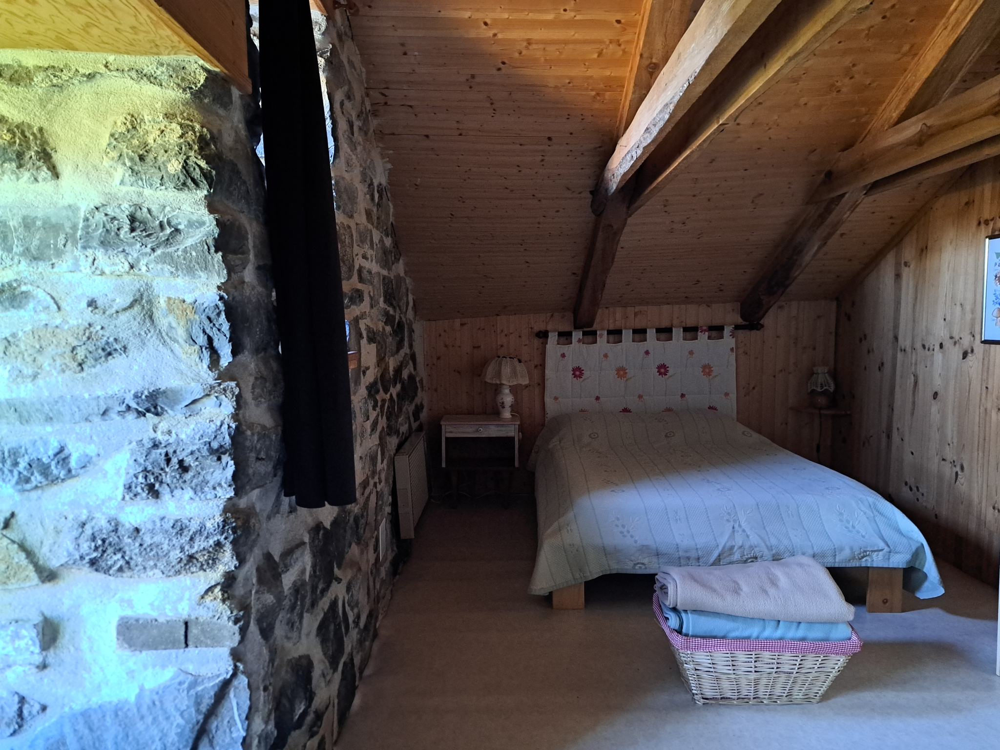 Ancienne petite chaumière au toit de lauzes sur 6000 m2 de terrain