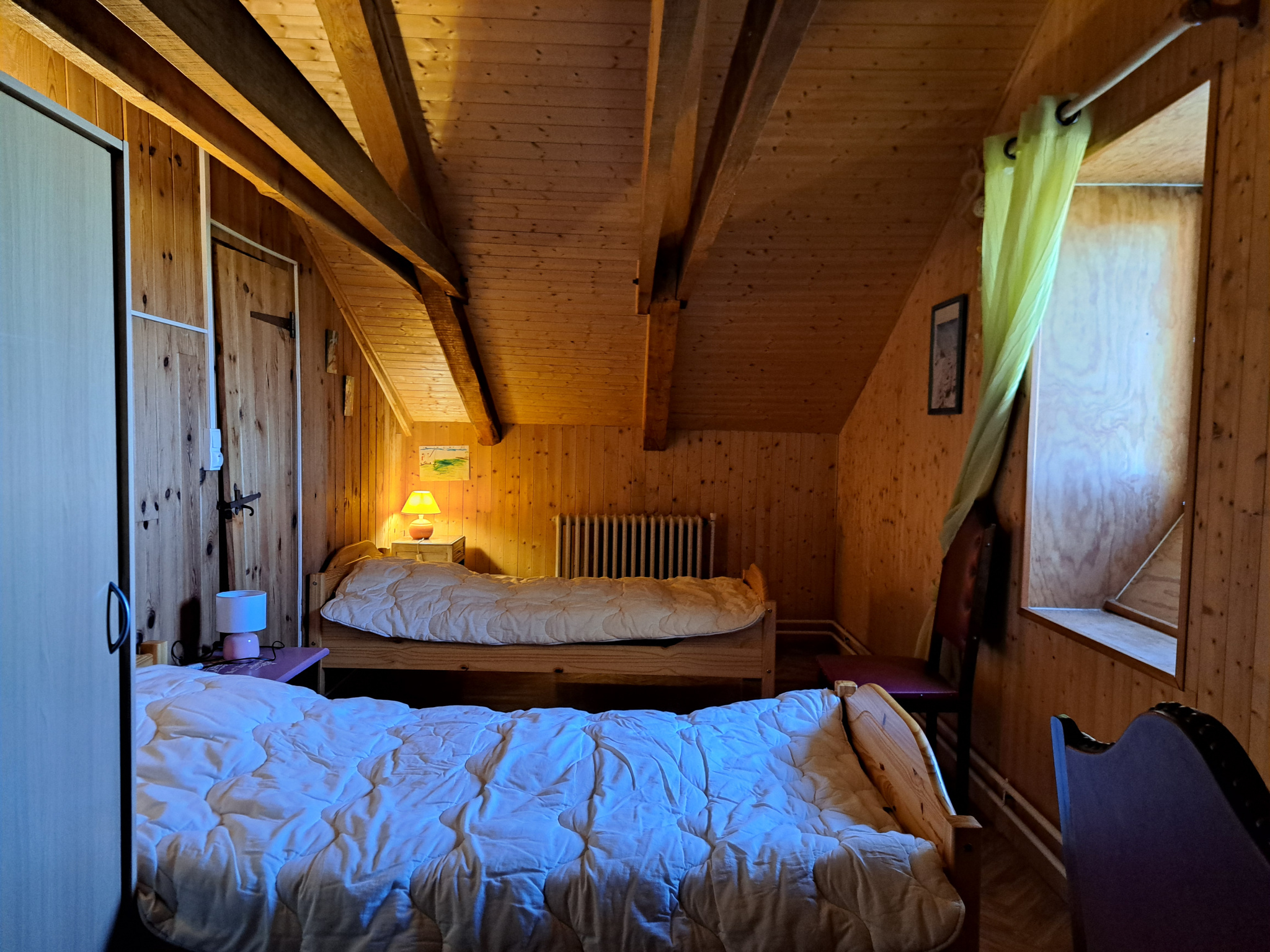 Ancienne petite chaumière au toit de lauzes sur 6000 m2 de terrain