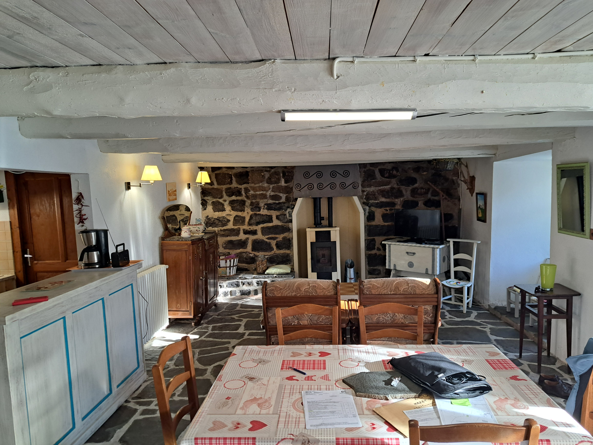 Ancienne petite chaumière au toit de lauzes sur 6000 m2 de terrain