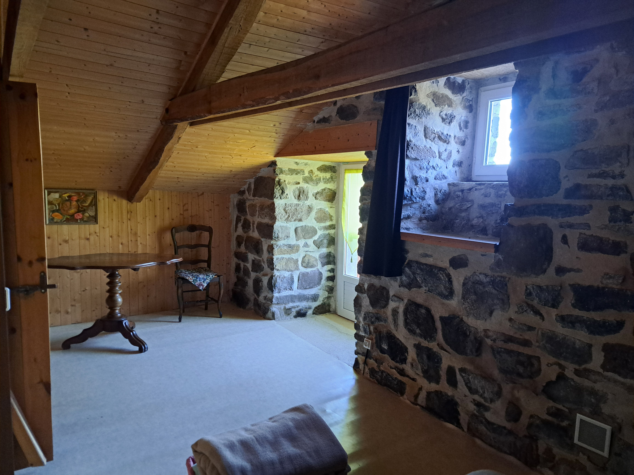 Ancienne petite chaumière au toit de lauzes sur 6000 m2 de terrain