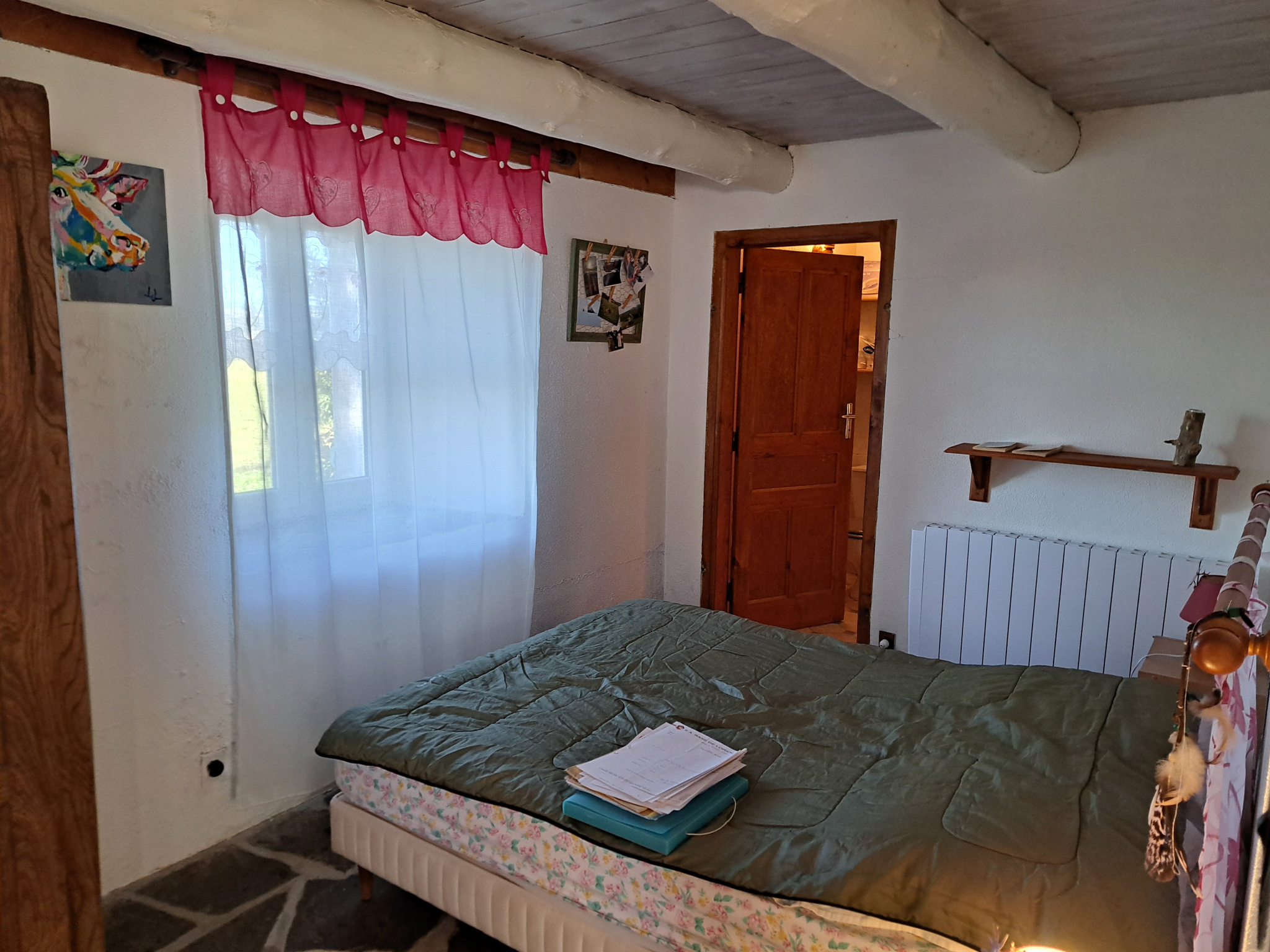 Ancienne petite chaumière au toit de lauzes sur 6000 m2 de terrain