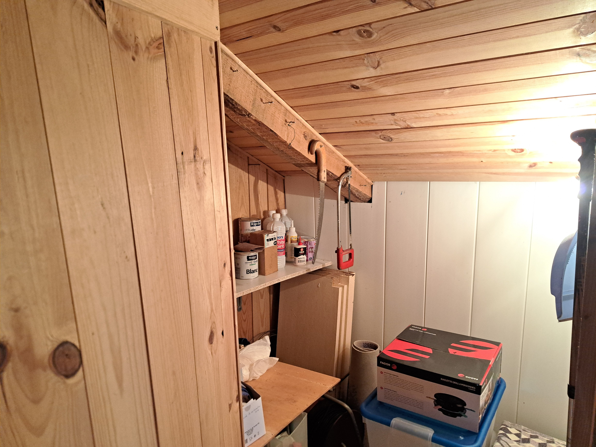 Ancienne petite chaumière au toit de lauzes sur 6000 m2 de terrain