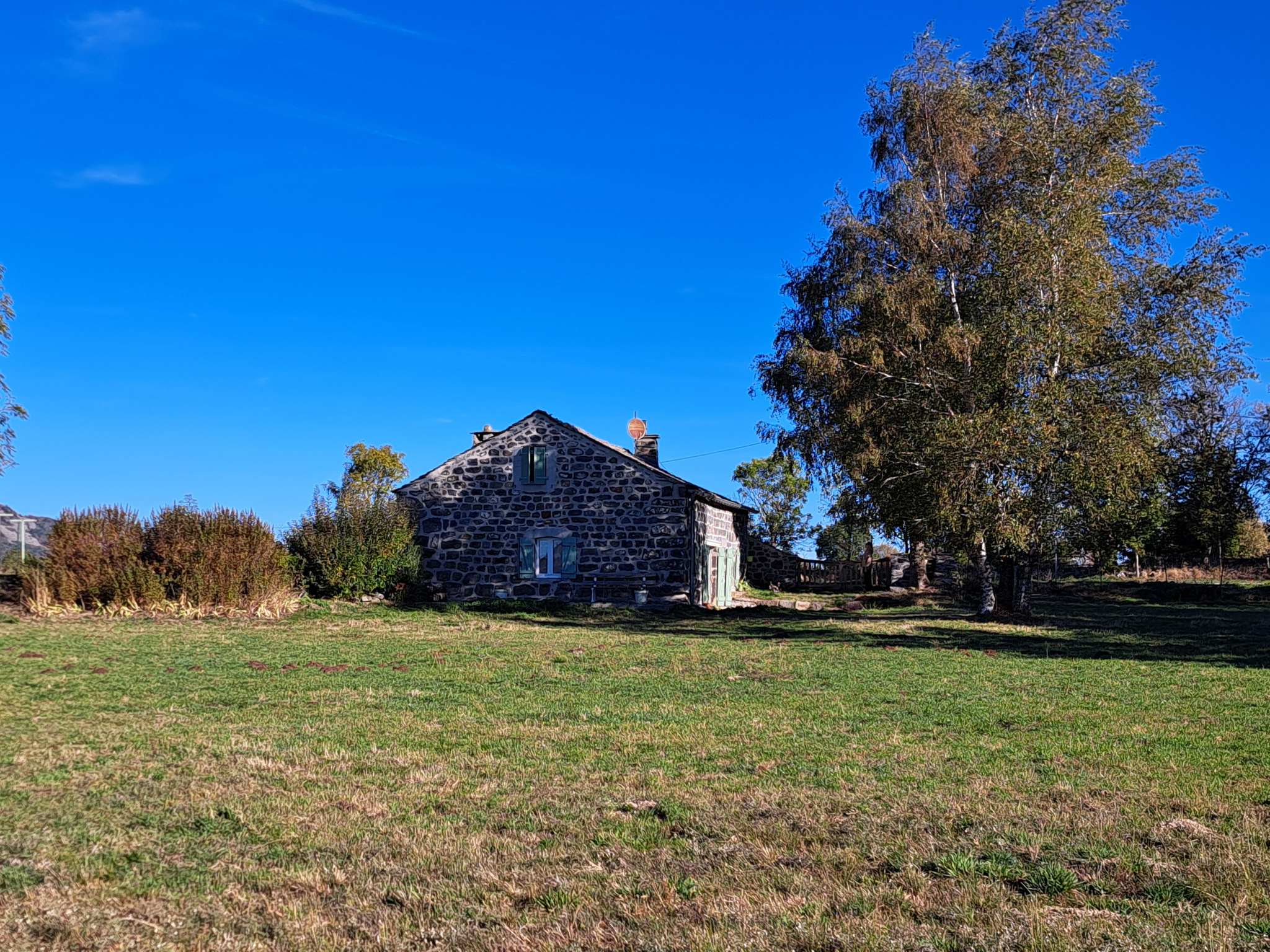 Ancienne petite chaumière au toit de lauzes sur 6000 m2 de terrain