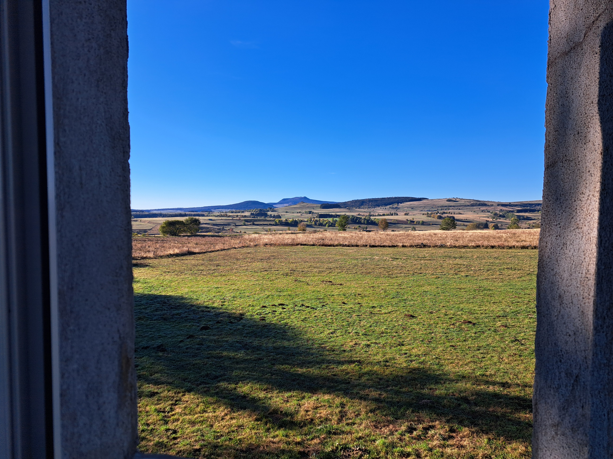 Ancienne petite chaumière au toit de lauzes sur 6000 m2 de terrain