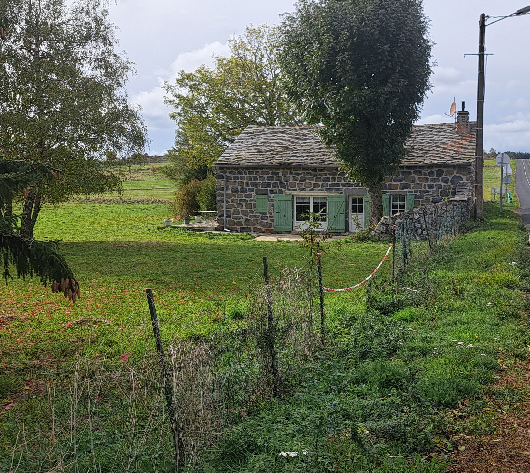 Ancienne petite chaumière au toit de lauzes sur 6000 m2 de terrain