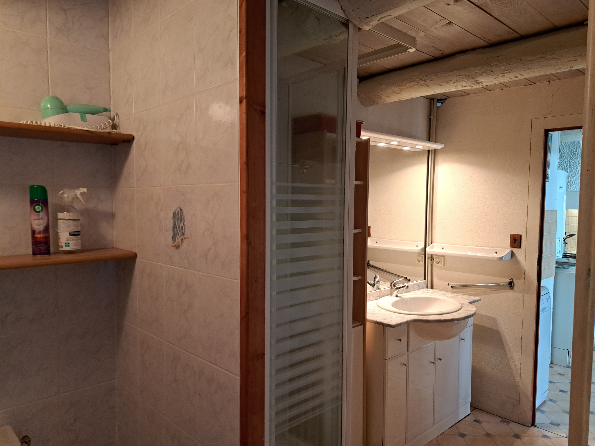 Ancienne petite chaumière au toit de lauzes sur 6000 m2 de terrain