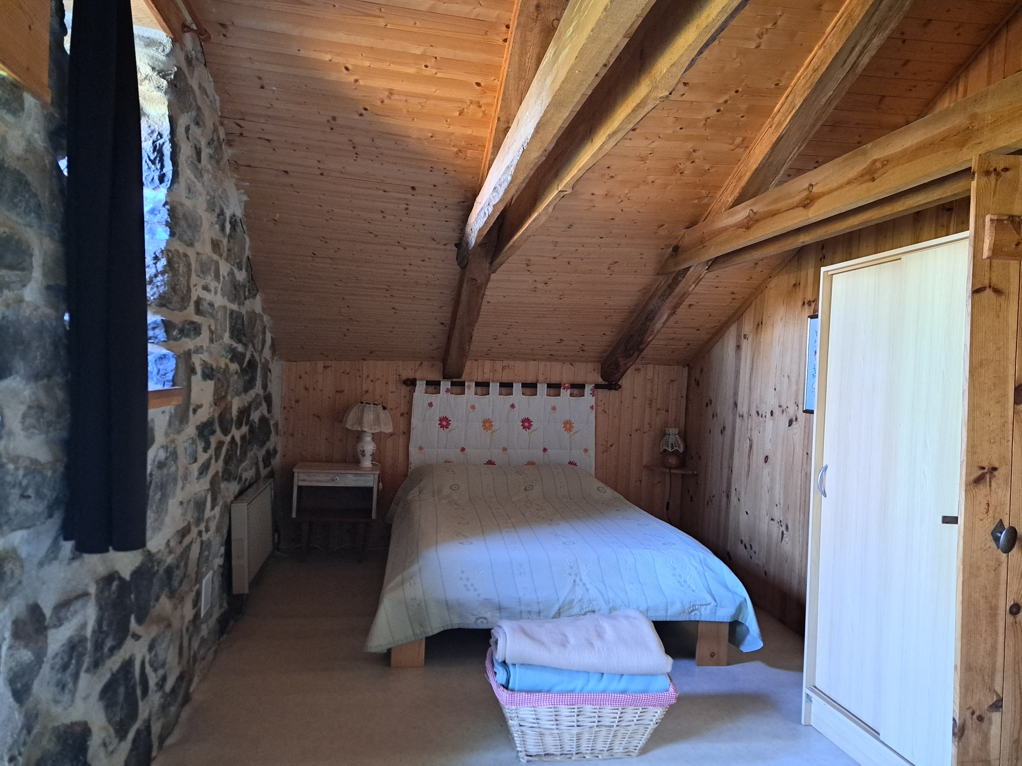 Ancienne petite chaumière au toit de lauzes sur 6000 m2 de terrain