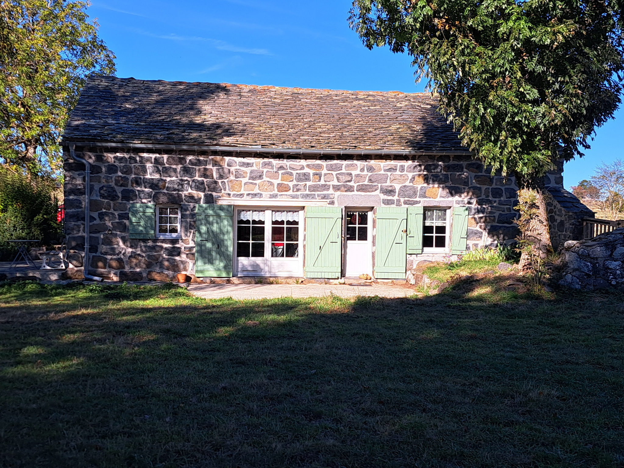 Ancienne petite chaumière au toit de lauzes sur 6000 m2 de terrain