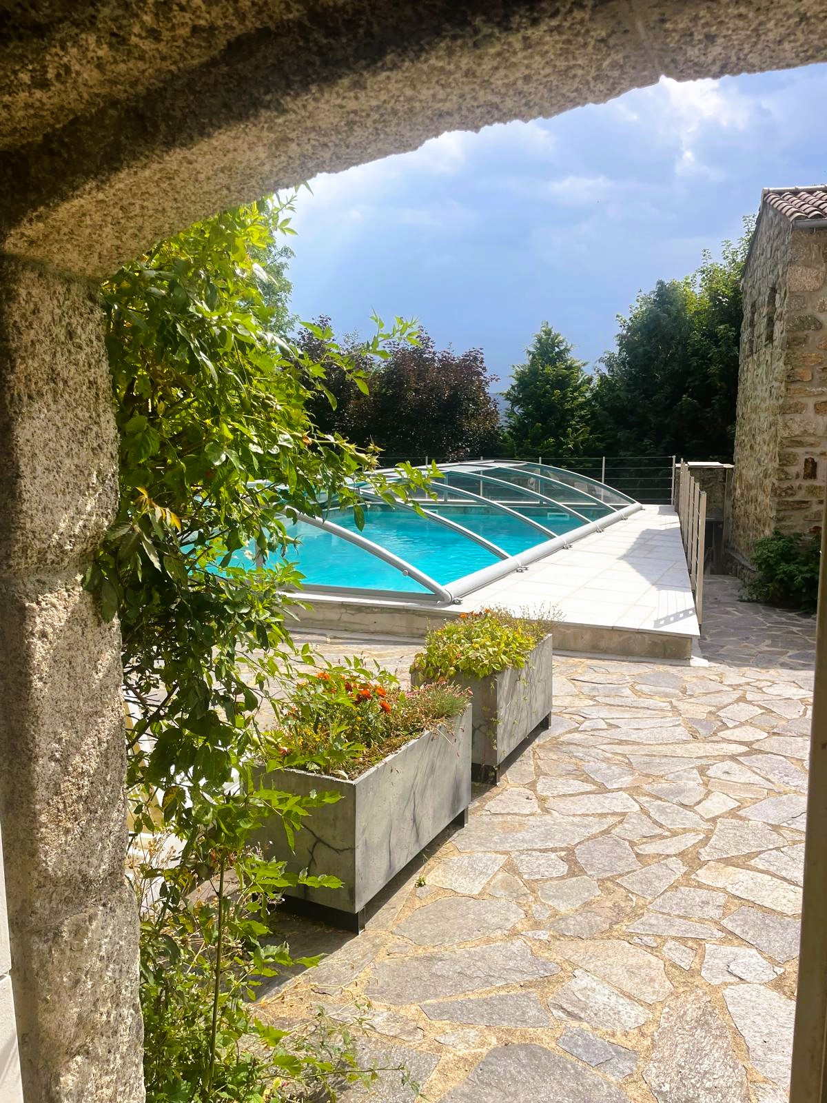 PROPRIETE DE CARACTERE AVEC ET PISCINE ET 4.2 HECTARES DE TERRAIN :
