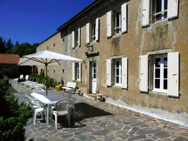 PROPRIETE DE CARACTERE AVEC ET PISCINE ET 4.2 HECTARES DE TERRAIN :