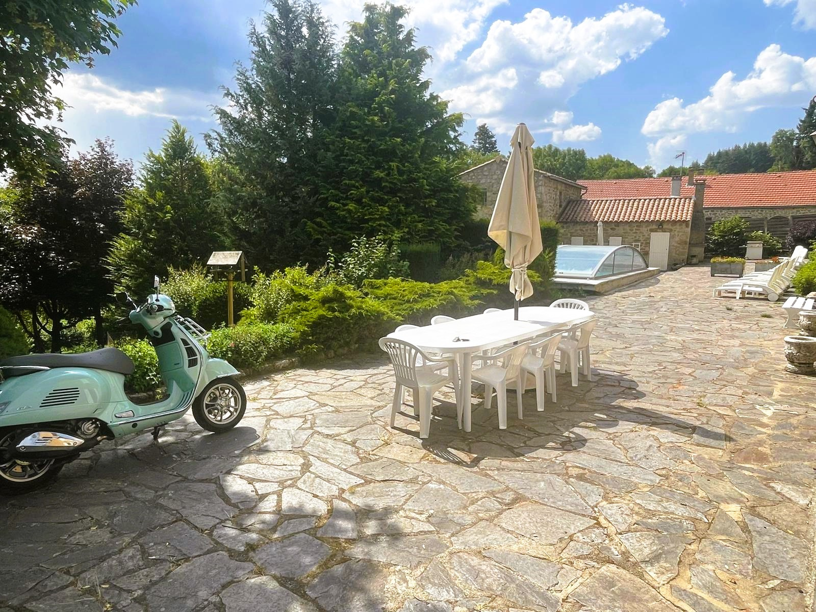 PROPRIETE DE CARACTERE AVEC ET PISCINE ET 4.2 HECTARES DE TERRAIN :