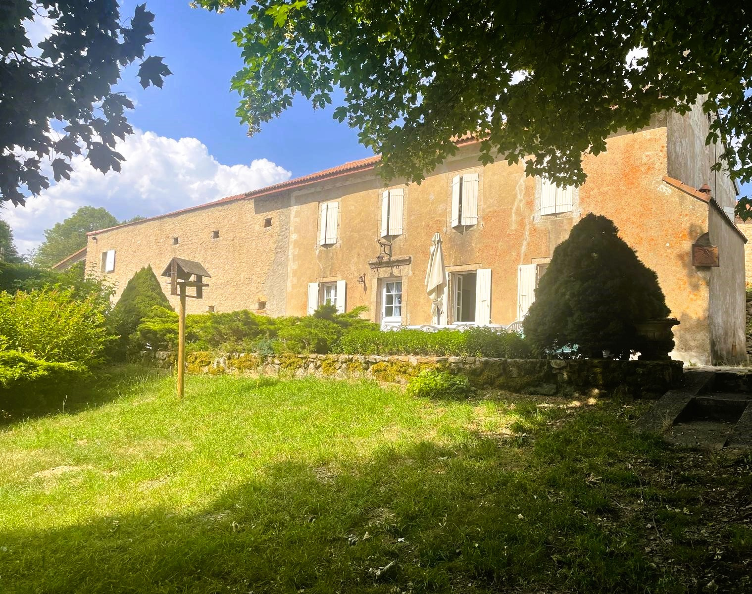 PROPRIETE DE CARACTERE AVEC ET PISCINE ET 4.2 HECTARES DE TERRAIN :