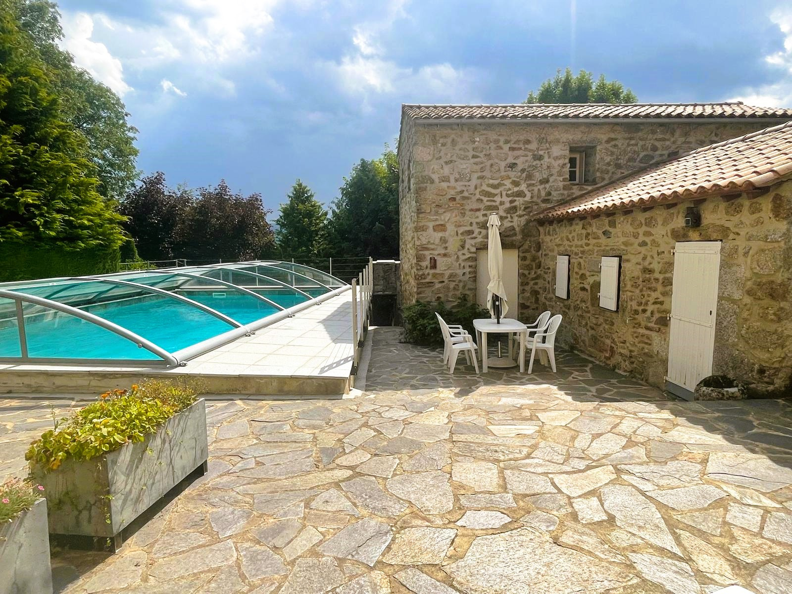 PROPRIETE DE CARACTERE AVEC ET PISCINE ET 4.2 HECTARES DE TERRAIN :