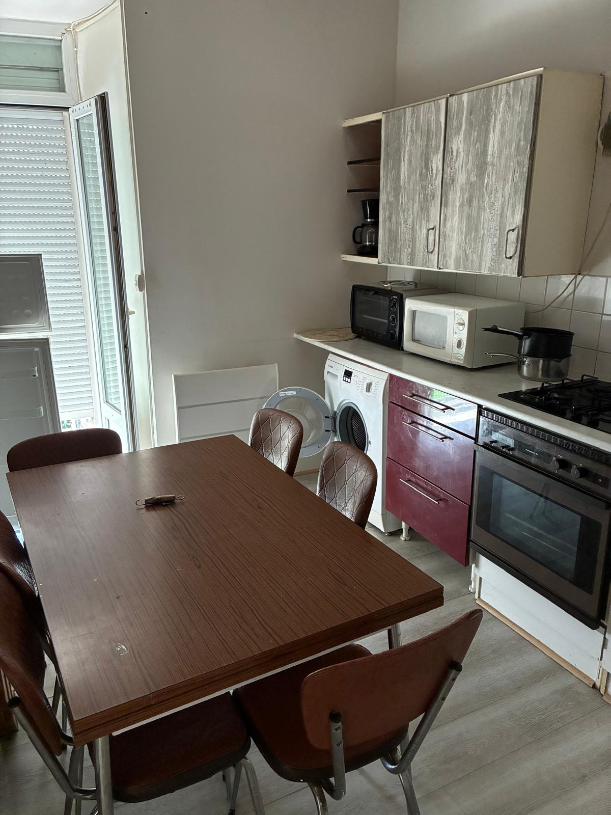 Petit appartement meublé en centre-ville.