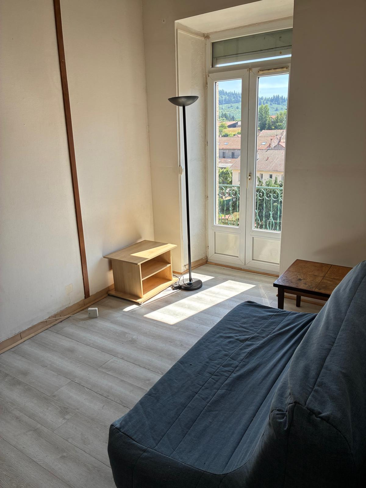 Petit appartement meublé en centre-ville.